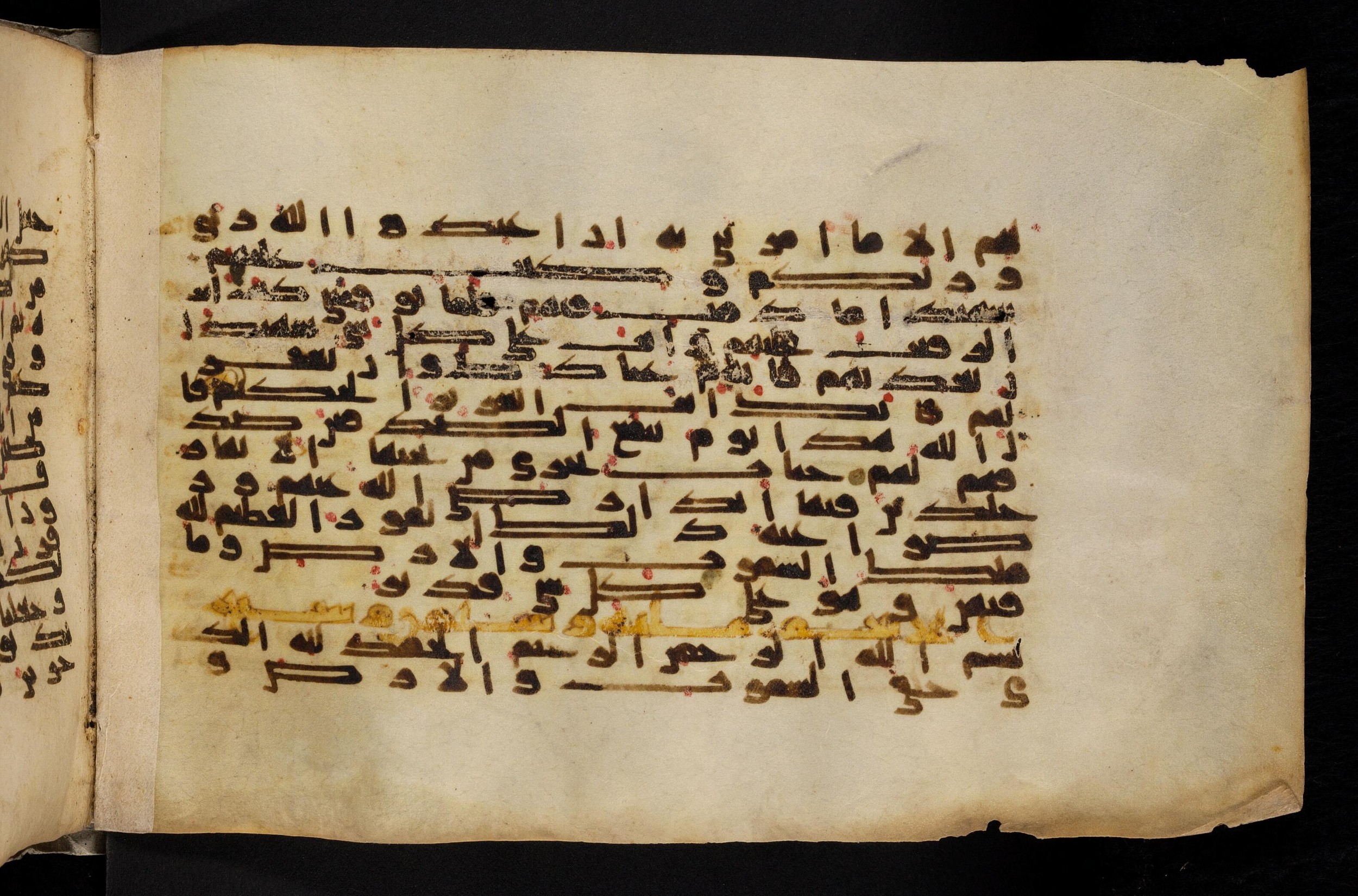 Paris, Bibliothèque nationale de France, Arabe 324 (c) (Scan 1), in Kufic C (Graphie C I a) script, showing Surah 6:1 from 8th Century AD found in Fustat (Old Cairo), Egypt, currently housed at Bibliothèque nationale de France, Paris