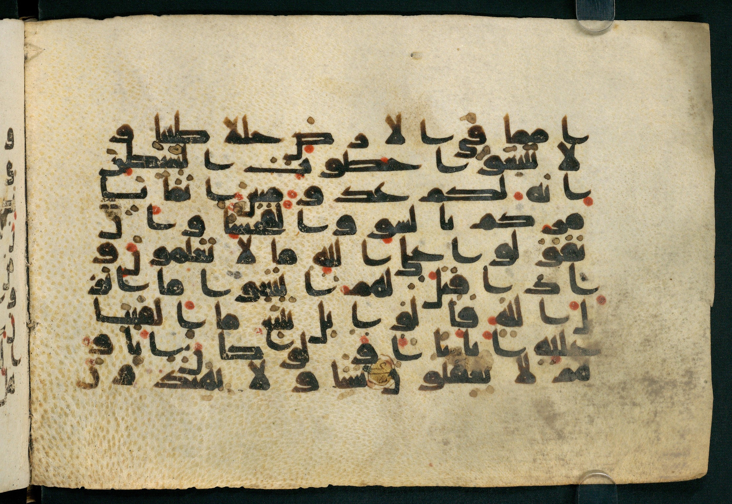 Paris, Bibliothèque nationale de France, Arabe 324 (c) (Scan 2), in Kufic C (Graphie C I a) script, showing Surah 2:170 from 8th Century AD found in Fustat (Old Cairo), Egypt, currently housed at Bibliothèque nationale de France, Paris