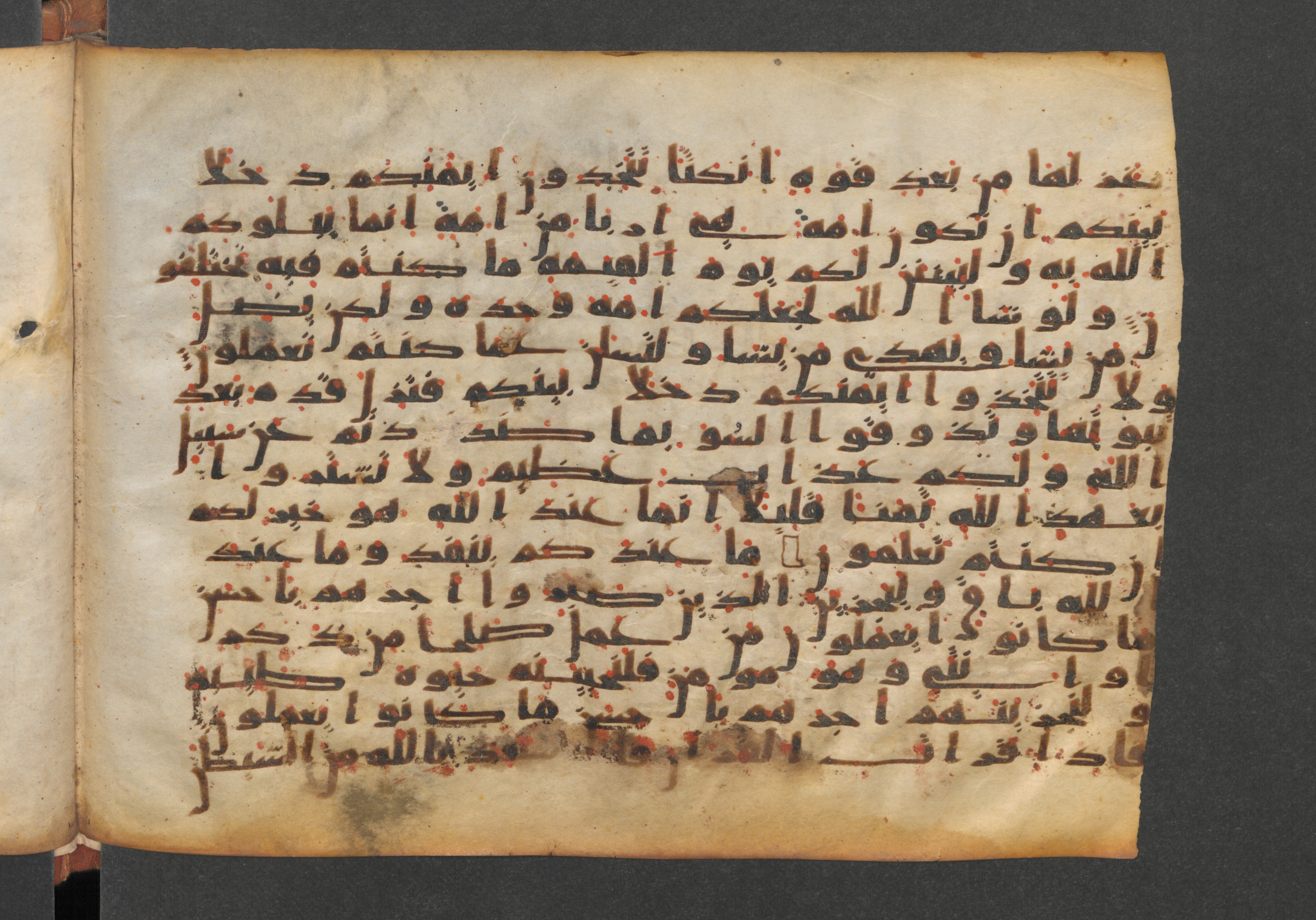 Paris, Bibliothèque nationale de France, Arabe 324 (c) (Scan 1), in Kufic C (Graphie C I a) script, showing Surah 16:97 from 8th Century AD found in Fustat (Old Cairo), Egypt, currently housed at Bibliothèque nationale de France, Paris