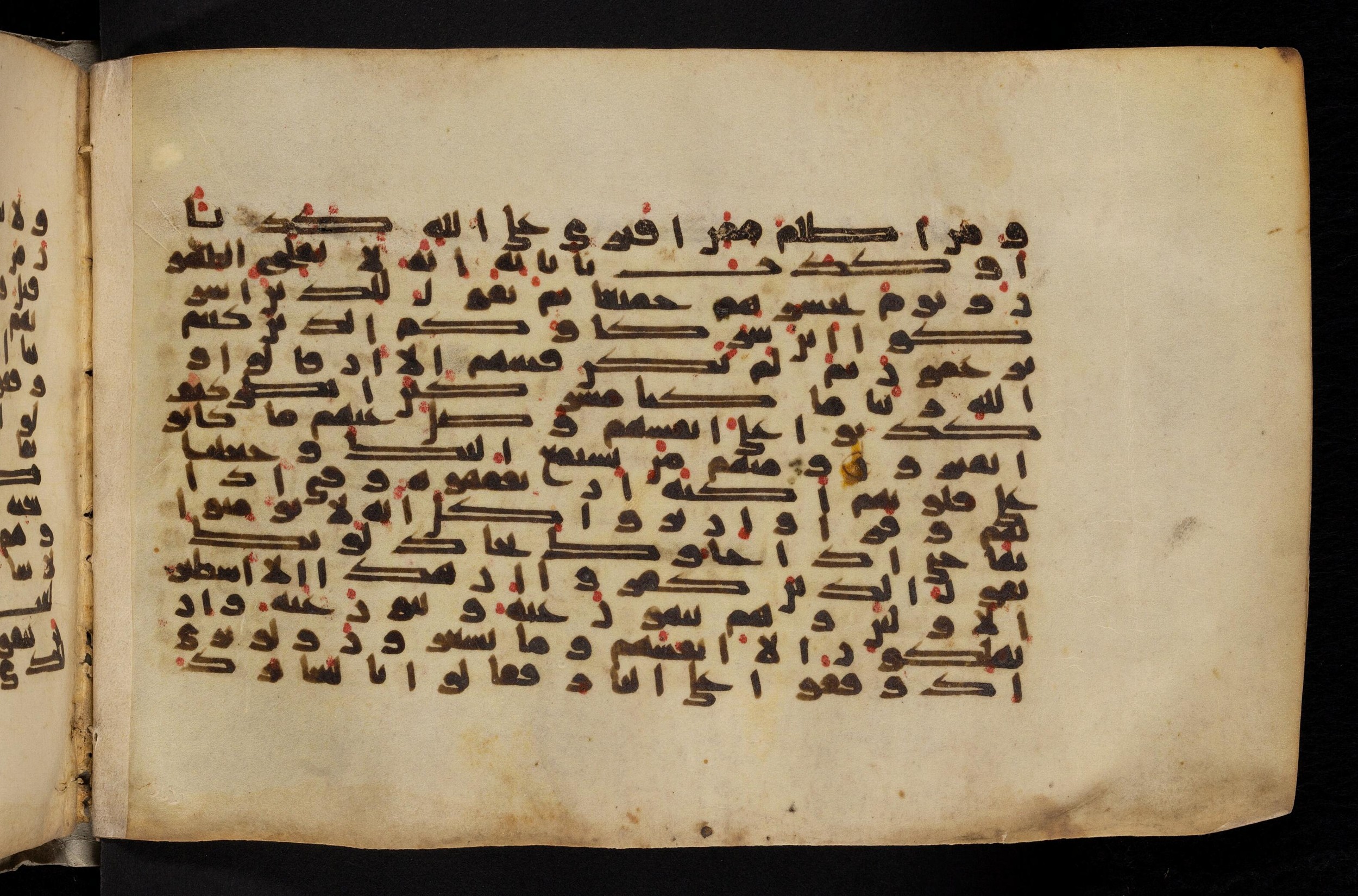 Paris, Bibliothèque nationale de France, Arabe 324 (c) (Scan 1), in Kufic C (Graphie C I a) script, showing Surah 6:21 from 8th Century AD found in Fustat (Old Cairo), Egypt, currently housed at Bibliothèque nationale de France, Paris
