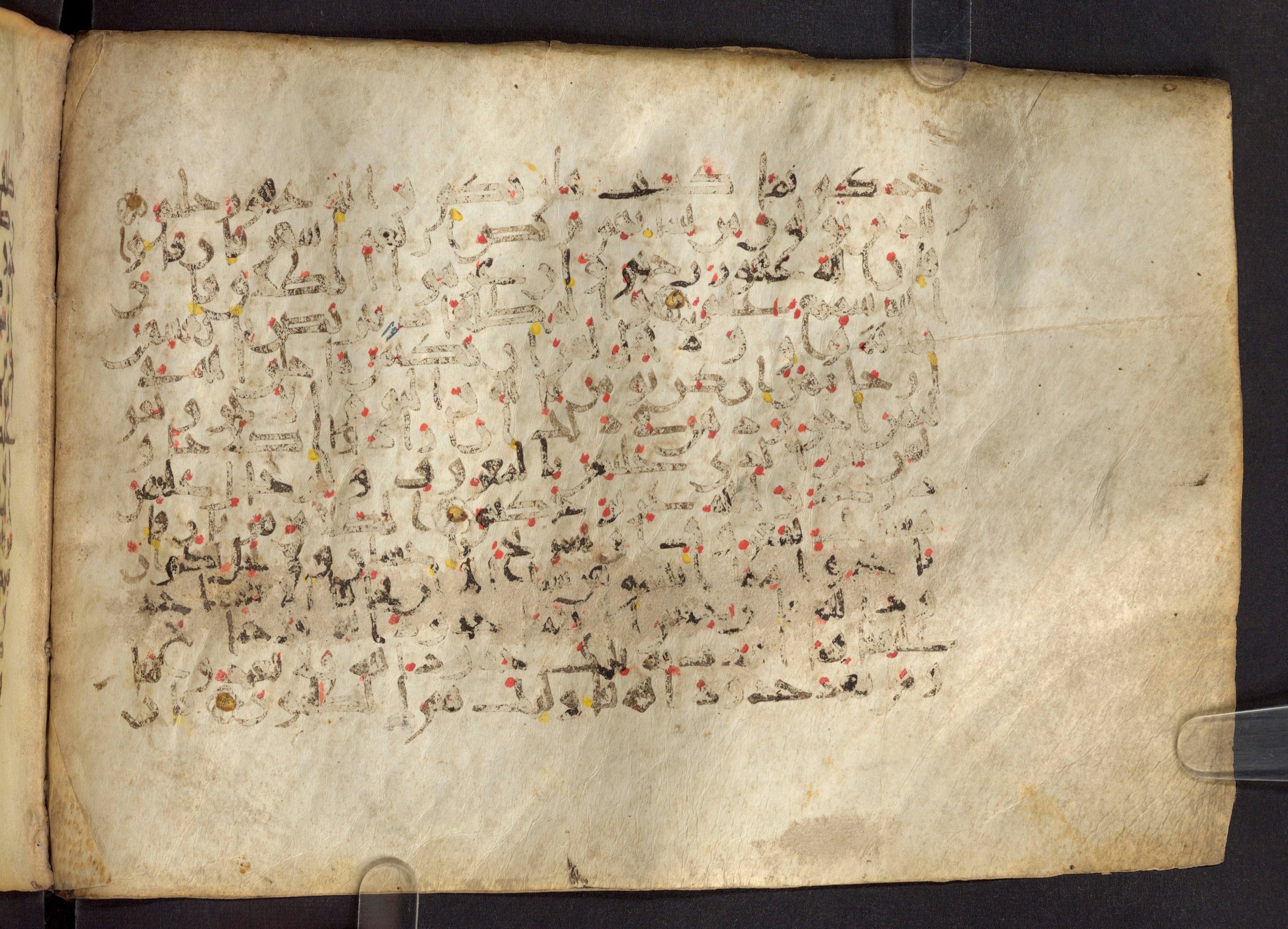Paris, Bibliothèque nationale de France, Arabe 324 (c) (Scan 1), in Kufic C (Graphie C I a) script, showing Surah 2:229 from 8th Century AD found in Fustat (Old Cairo), Egypt, currently housed at Bibliothèque nationale de France, Paris