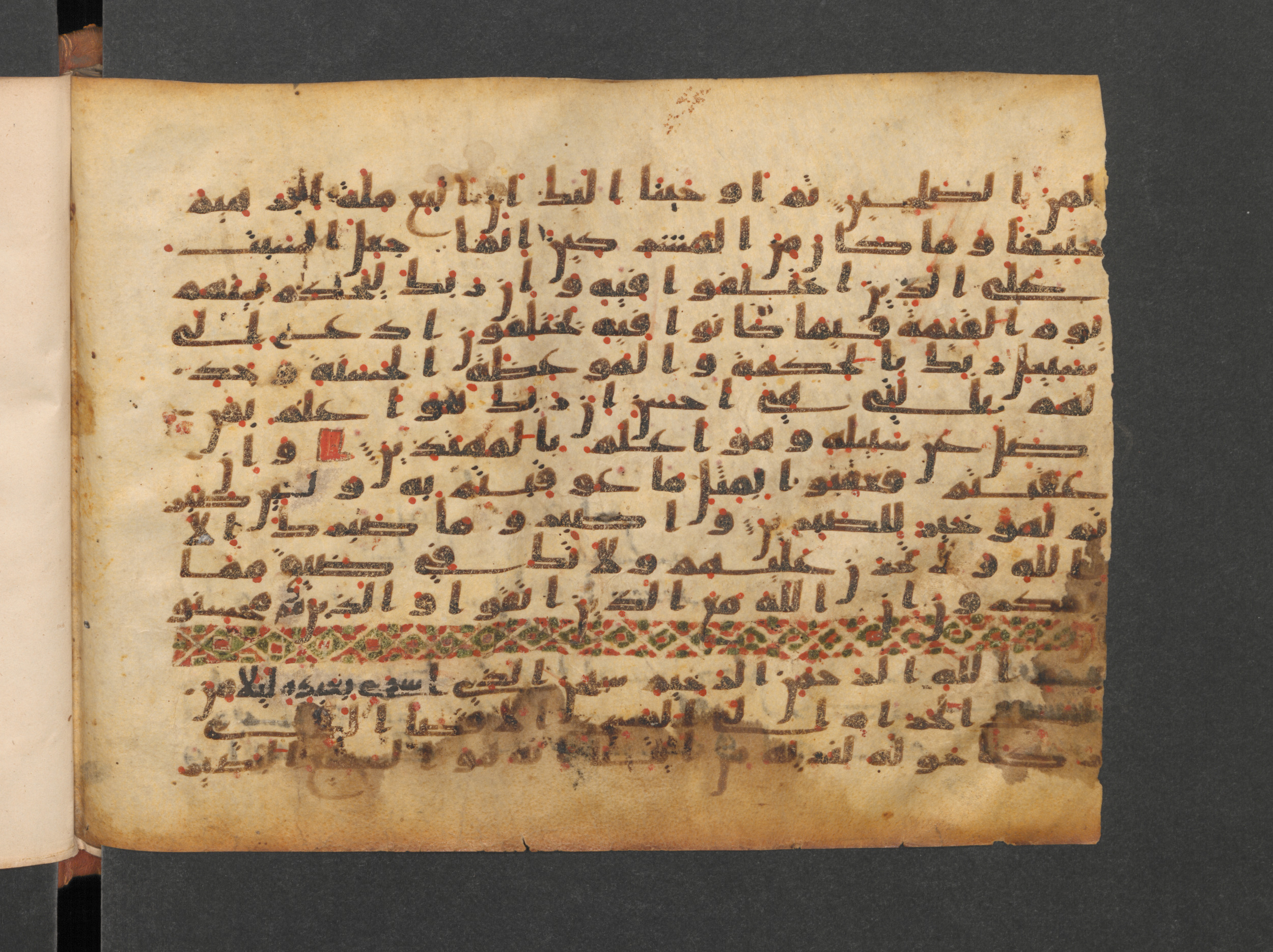 Paris, Bibliothèque nationale de France, Arabe 324 (c) (Scan 2), in Kufic C (Graphie C I a) script, showing Surah 16:124 from 8th Century AD found in Fustat (Old Cairo), Egypt, currently housed at Bibliothèque nationale de France, Paris