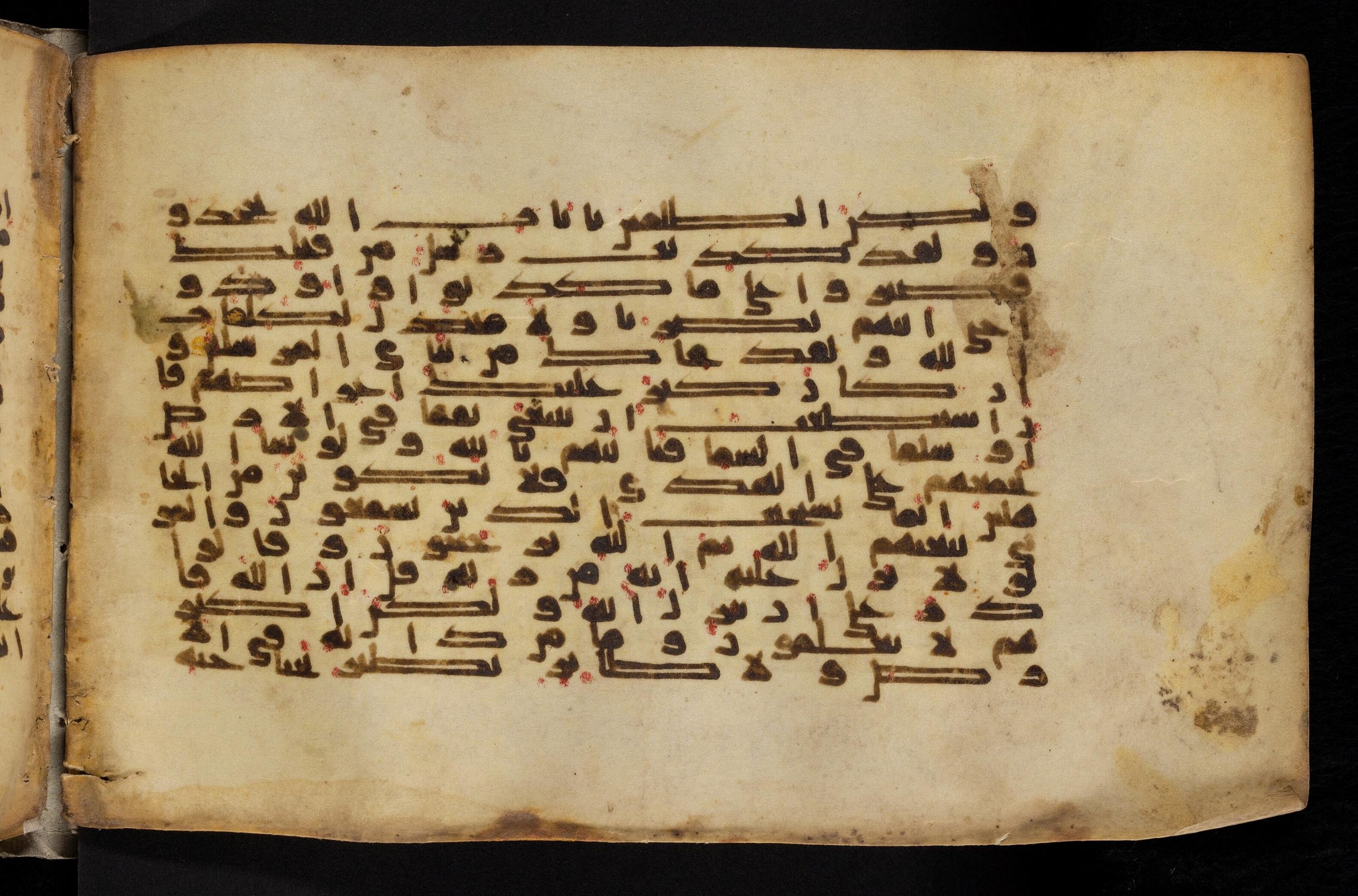 Paris, Bibliothèque nationale de France, Arabe 324 (c) (Scan 4), in Kufic C (Graphie C I a) script, showing Surah 6:33 from 8th Century AD found in Fustat (Old Cairo), Egypt, currently housed at Bibliothèque nationale de France, Paris