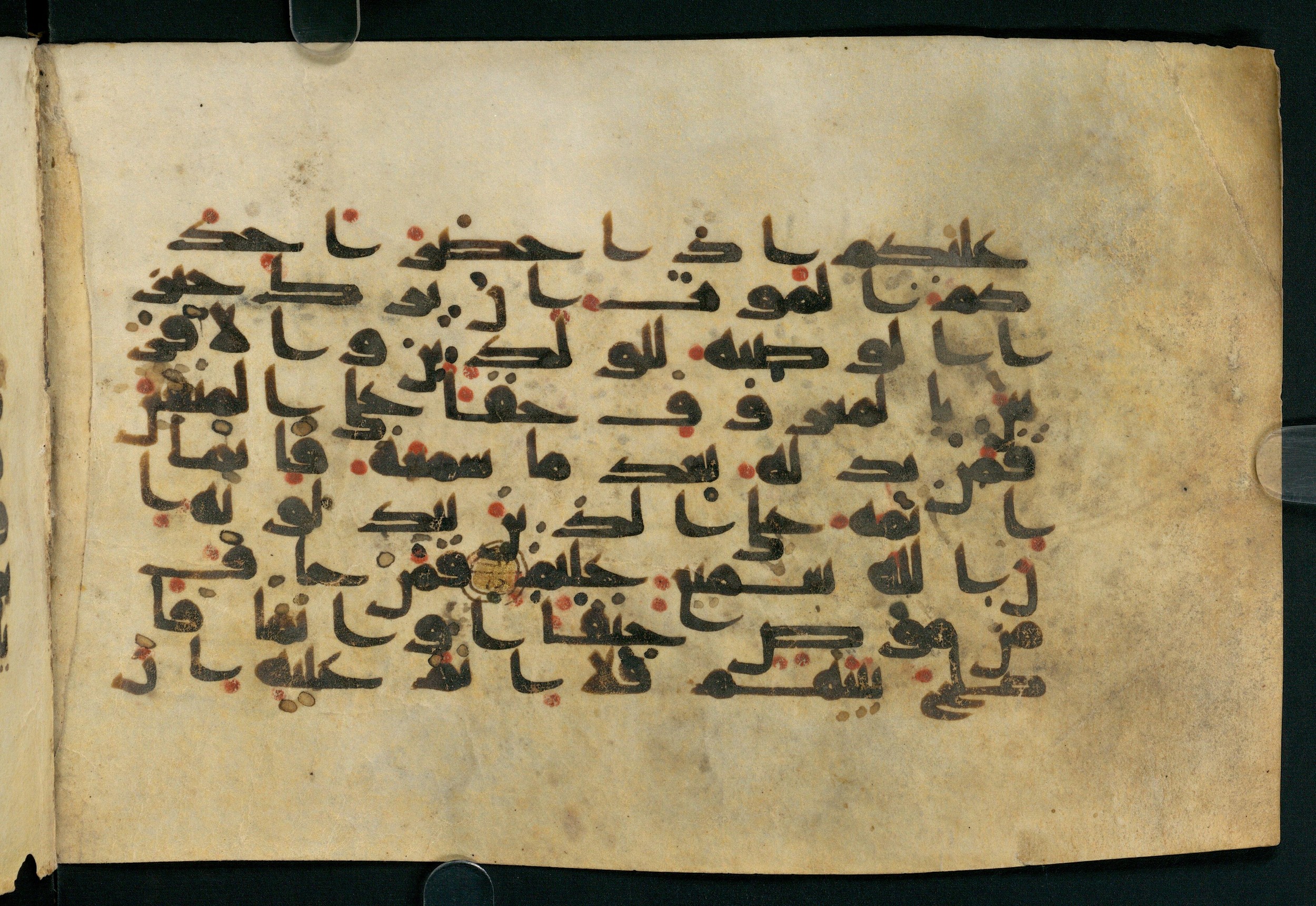 Paris, Bibliothèque nationale de France, Arabe 324 (c) (Scan 2), in Kufic C (Graphie C I a) script, showing Surah 2:182 from 8th Century AD found in Fustat (Old Cairo), Egypt, currently housed at Bibliothèque nationale de France, Paris