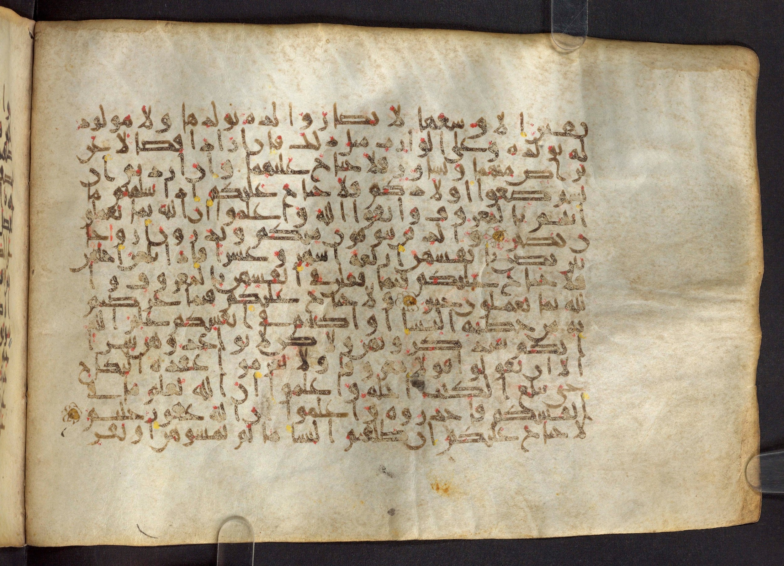 Paris, Bibliothèque nationale de France, Arabe 324 (c) (Scan 2), in Kufic C (Graphie C I a) script, showing Surah 2:233 from 8th Century AD found in Fustat (Old Cairo), Egypt, currently housed at Bibliothèque nationale de France, Paris