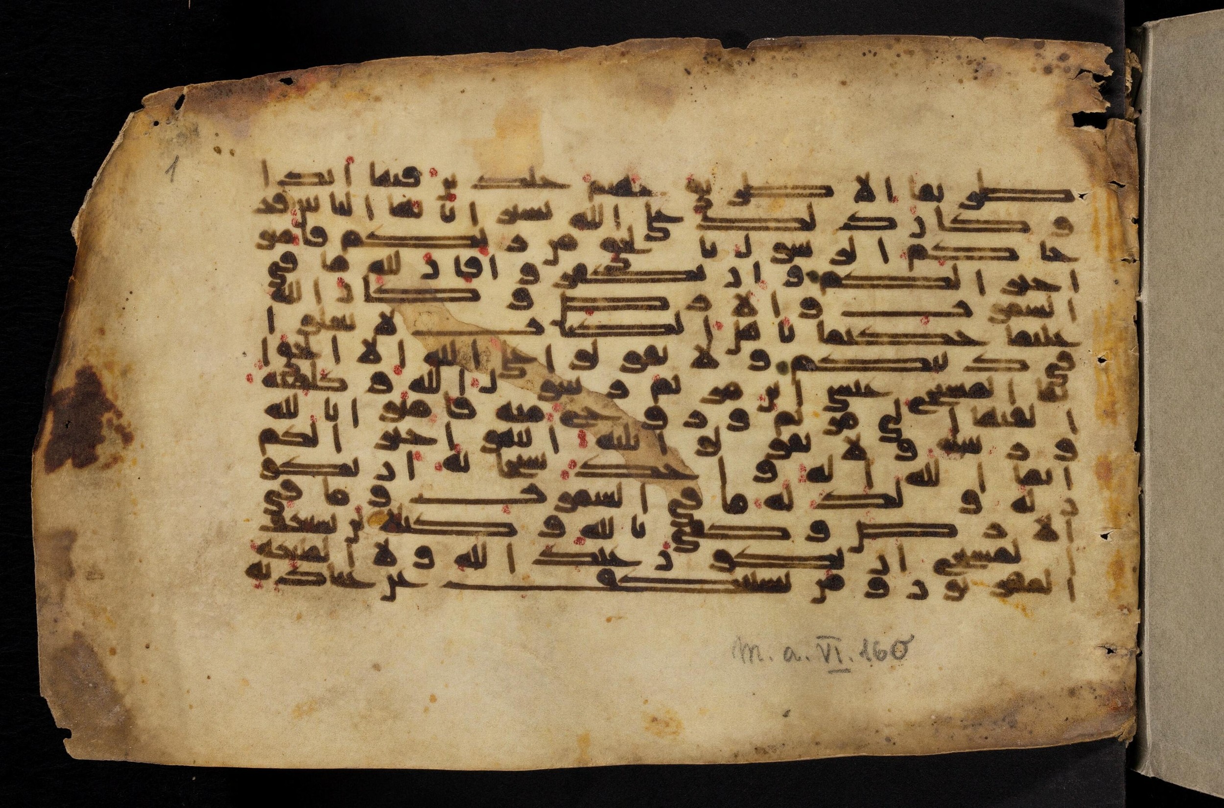 Paris, Bibliothèque nationale de France, Arabe 324 (c) (Scan 2), in Kufic C (Graphie C I a) script, showing Surah 4:172 from 8th Century AD found in Fustat (Old Cairo), Egypt, currently housed at Bibliothèque nationale de France, Paris