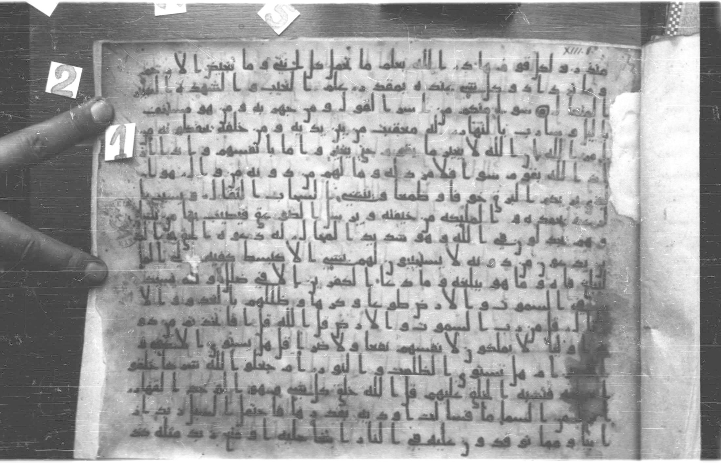 Paris, Bibliothèque nationale de France, Arabe 324 (c) (Scan 1), in Kufic C (Graphie C I a) script, showing Surah 13:13 from 8th Century AD found in Fustat (Old Cairo), Egypt, currently housed at Bibliothèque nationale de France, Paris