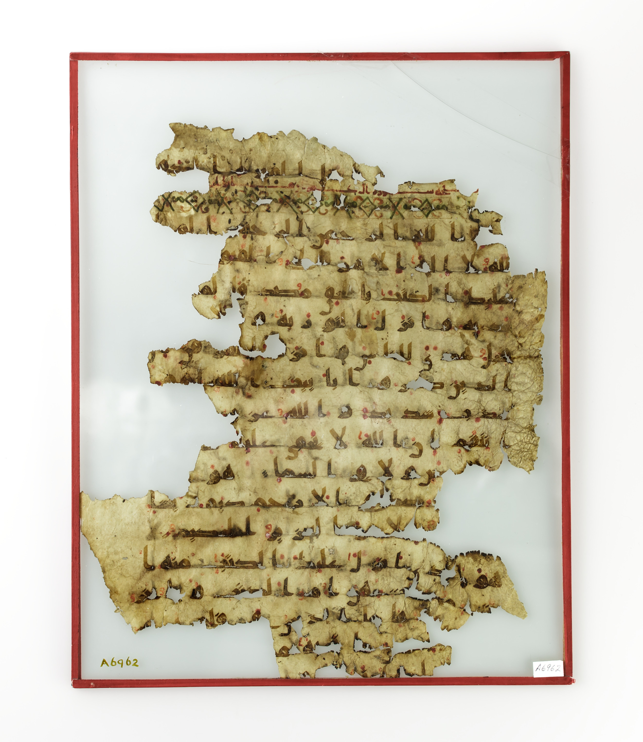 Paris, Bibliothèque nationale de France, Arabe 324 (c) (Scan 1), in Kufic C (Graphie C I a) script, showing Surah 2:283 from 8th Century AD found in Fustat (Old Cairo), Egypt, currently housed at Bibliothèque nationale de France, Paris