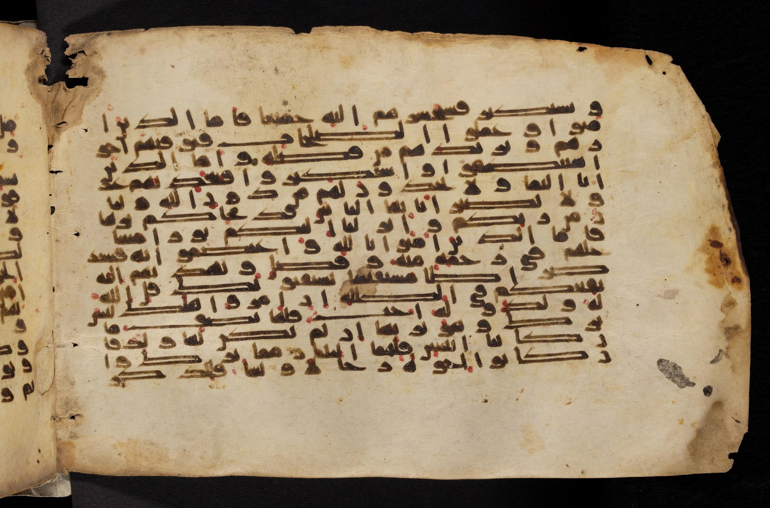 Paris, Bibliothèque nationale de France, Arabe 324 (c) (Scan 3), in Kufic C (Graphie C I a) script, showing Surah 4:175 from 8th Century AD found in Fustat (Old Cairo), Egypt, currently housed at Bibliothèque nationale de France, Paris