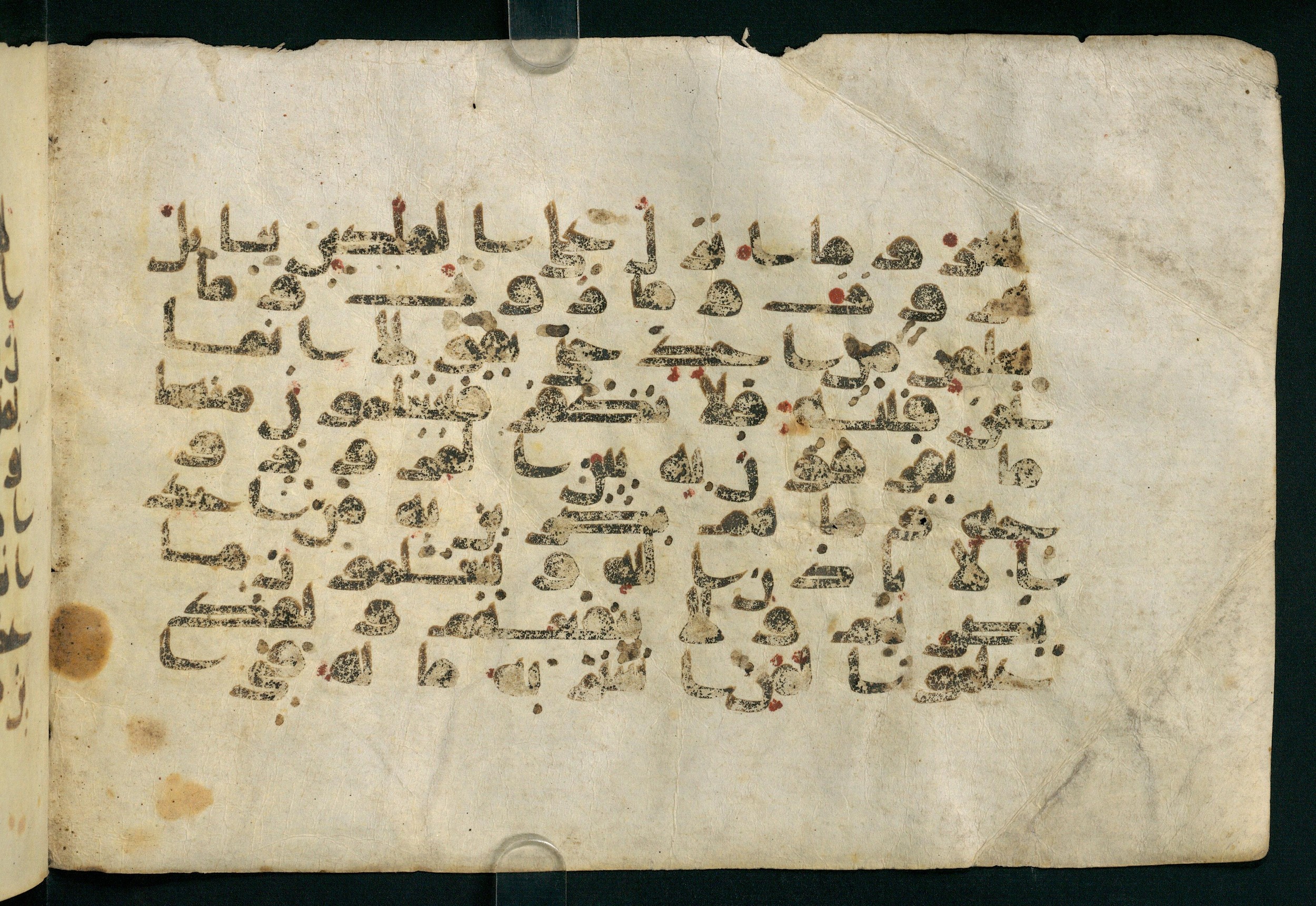Paris, Bibliothèque nationale de France, Arabe 324 (c) (Scan 5), in Kufic C (Graphie C I a) script, showing Surah 2:102 from 8th Century AD found in Fustat (Old Cairo), Egypt, currently housed at Bibliothèque nationale de France, Paris