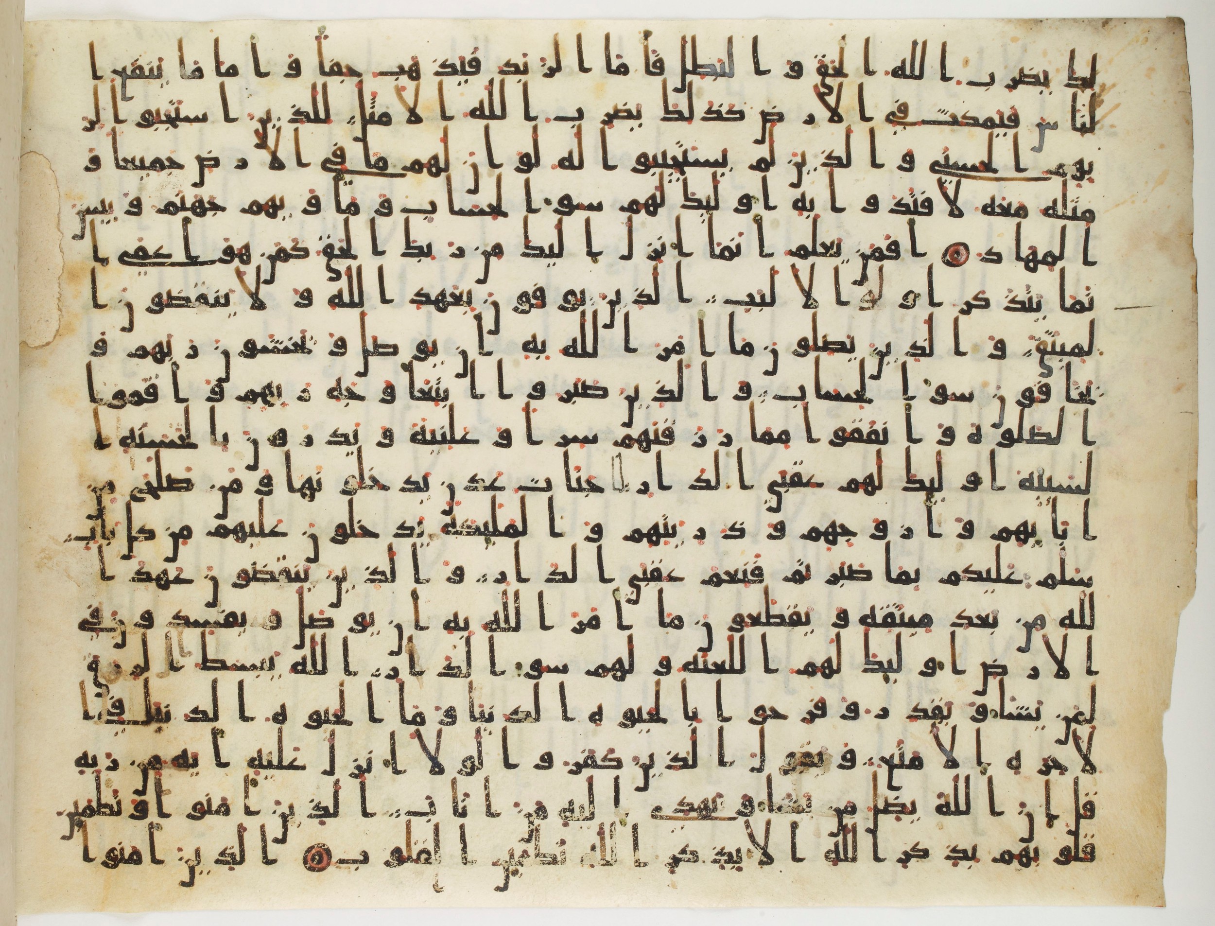 Paris, Bibliothèque nationale de France, Arabe 324 (c) (Scan 2), in Kufic C (Graphie C I a) script, showing Surah 13:23 from 8th Century AD found in Fustat (Old Cairo), Egypt, currently housed at Bibliothèque nationale de France, Paris