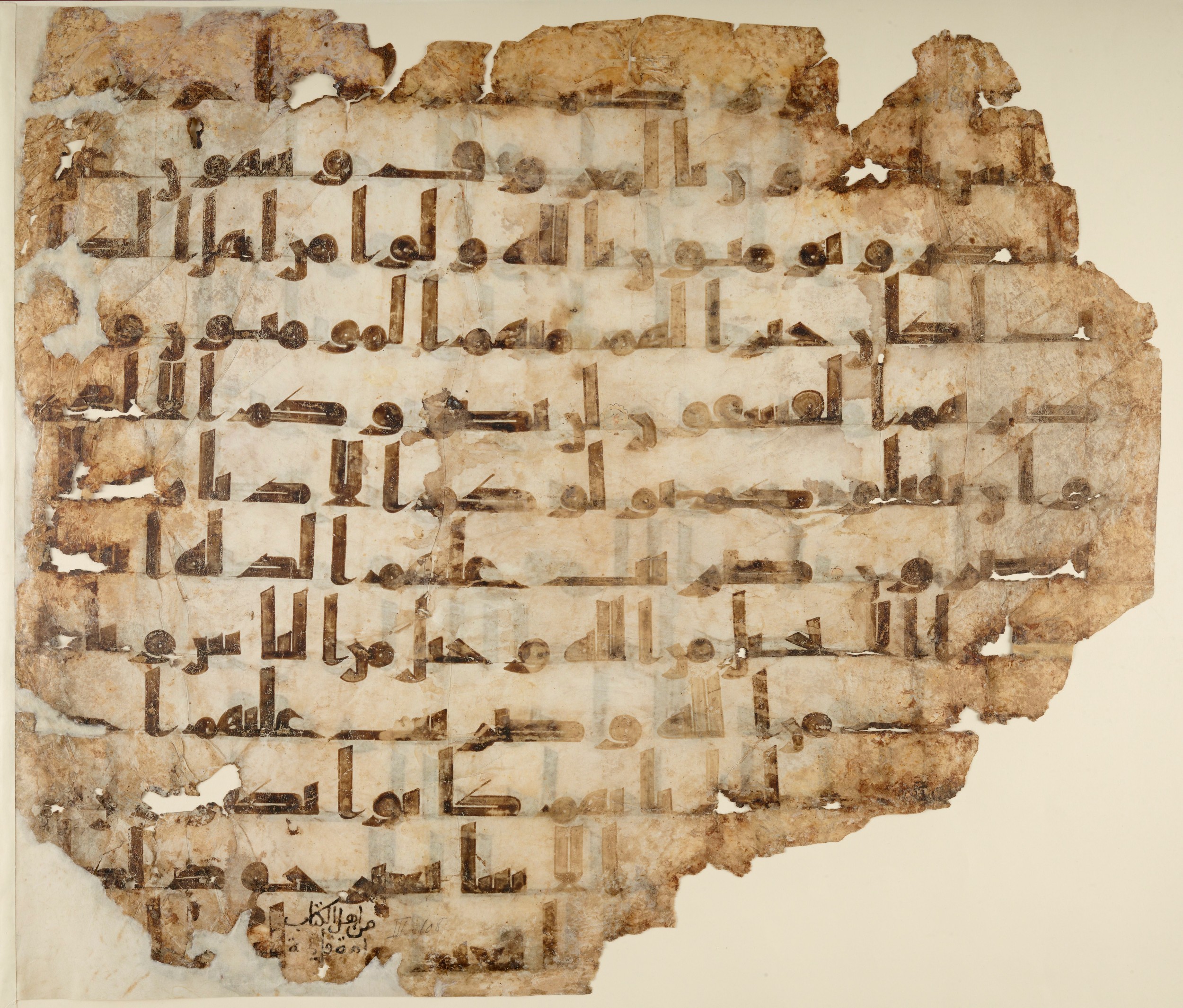 Paris, Bibliothèque nationale de France, Arabe 324 (c) (Scan 1), in Kufic C (Graphie C I a) script, showing Surah 3:110 from 8th Century AD found in Fustat (Old Cairo), Egypt, currently housed at Bibliothèque nationale de France, Paris