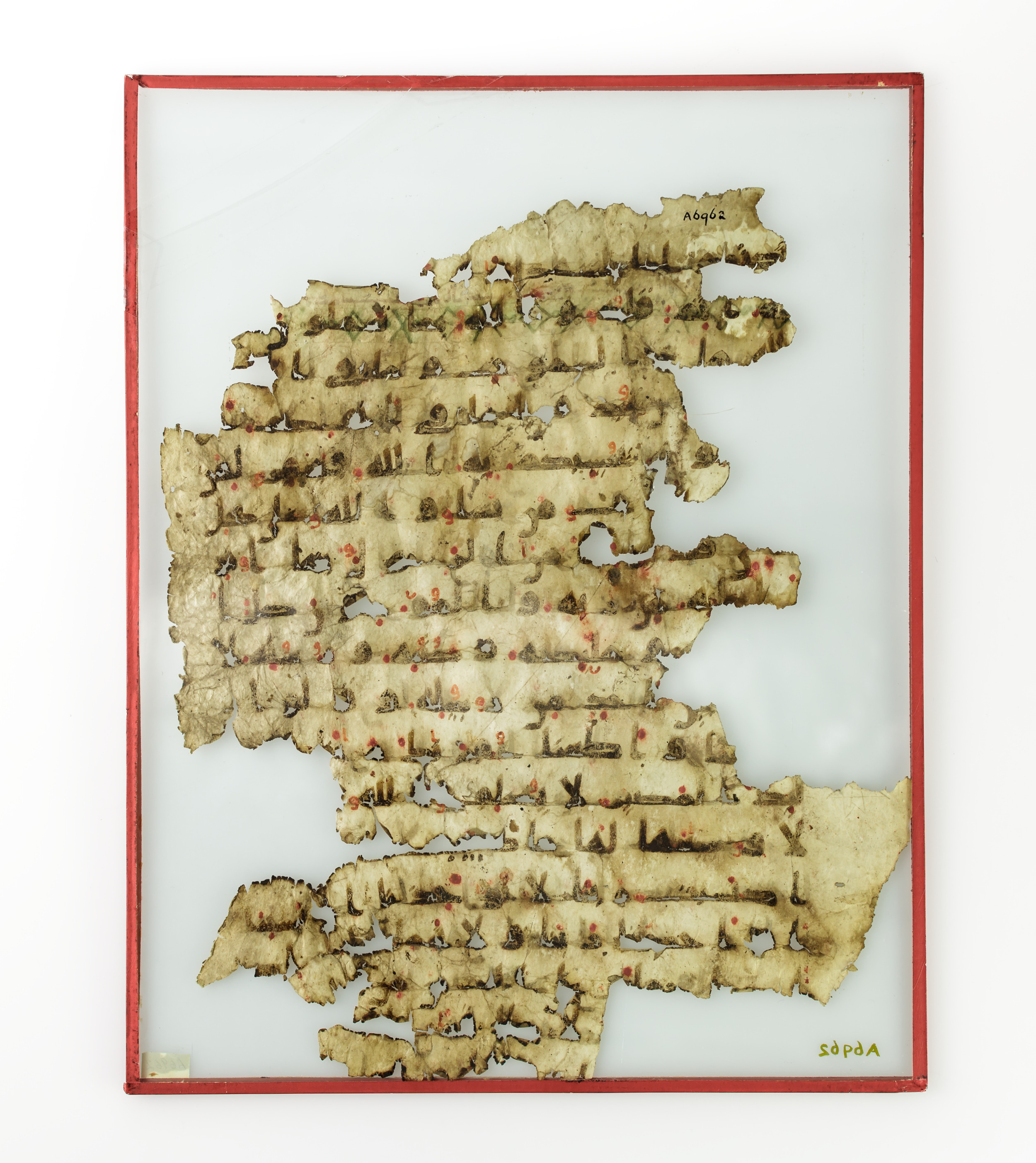 Paris, Bibliothèque nationale de France, Arabe 324 (c) (Scan 1), in Kufic C (Graphie C I a) script, showing Surah 3:7 from 8th Century AD found in Fustat (Old Cairo), Egypt, currently housed at Bibliothèque nationale de France, Paris