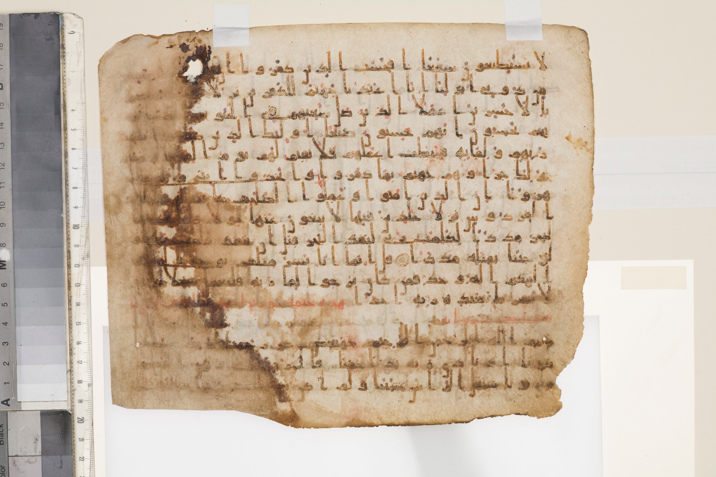 Paris, Bibliothèque nationale de France, Arabe 324 (c) (Scan 1), in Kufic C (Graphie C I a) script, showing Surah 19:2 from 8th Century AD found in Fustat (Old Cairo), Egypt, currently housed at Bibliothèque nationale de France, Paris