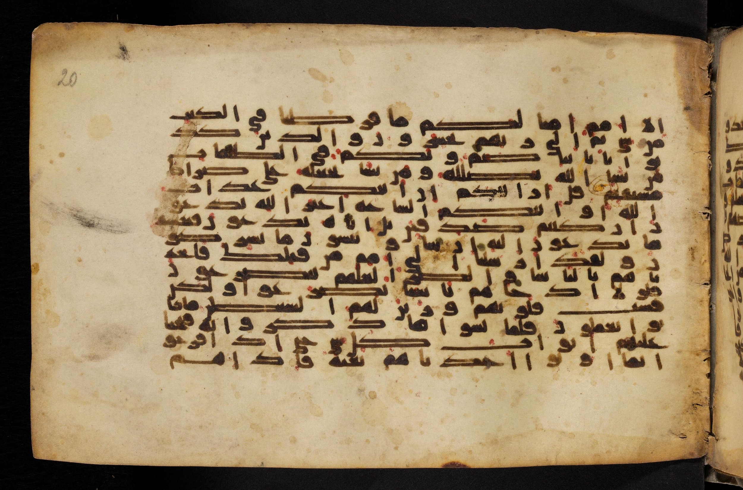 Paris, Bibliothèque nationale de France, Arabe 324 (c) (Scan 3), in Kufic C (Graphie C I a) script, showing Surah 6:39 from 8th Century AD found in Fustat (Old Cairo), Egypt, currently housed at Bibliothèque nationale de France, Paris