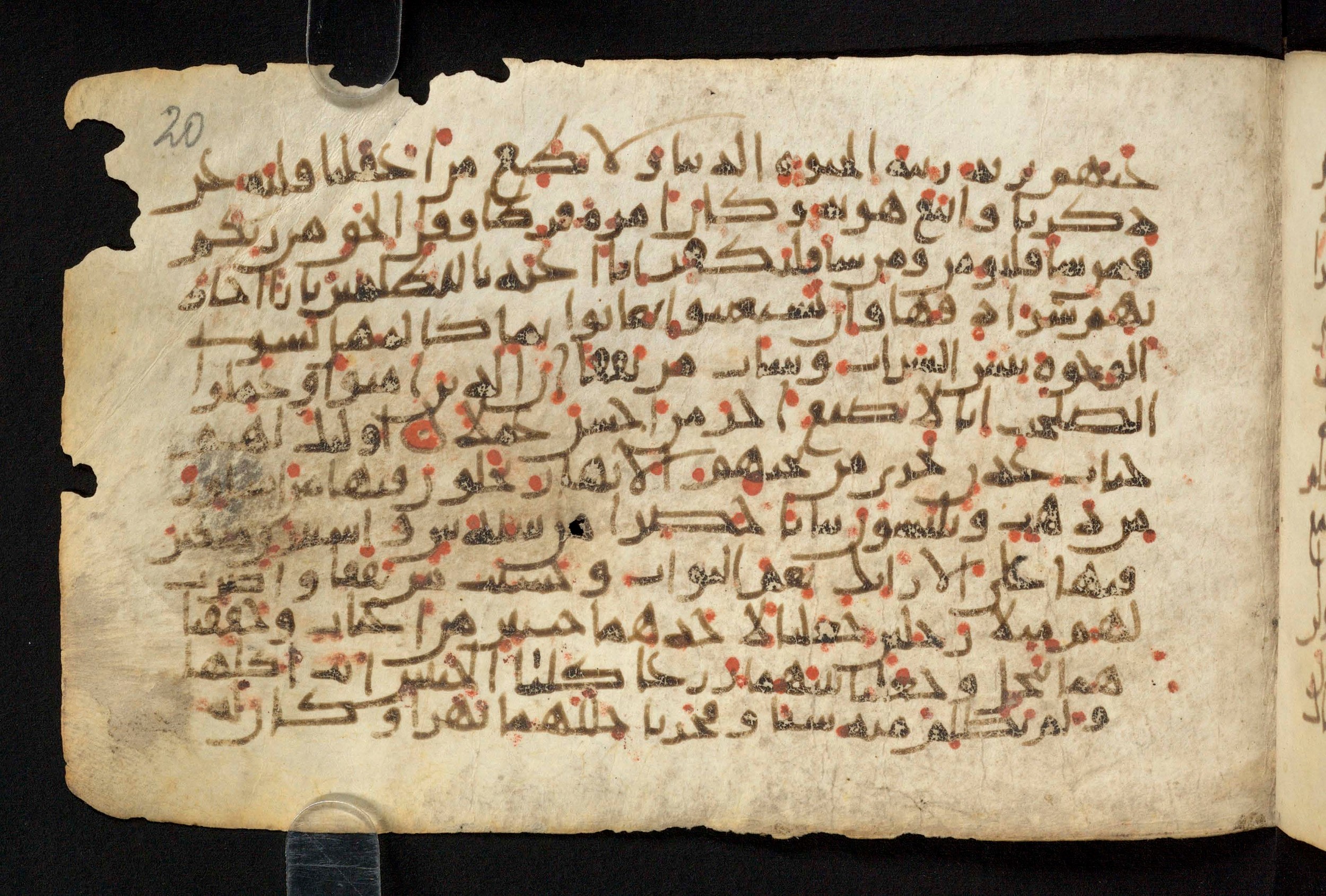 Paris, Bibliothèque nationale de France, Arabe 324 (c) (Scan 1), in Kufic C (Graphie C I a) script, showing Surah 18:32 from 8th Century AD found in Fustat (Old Cairo), Egypt, currently housed at Bibliothèque nationale de France, Paris