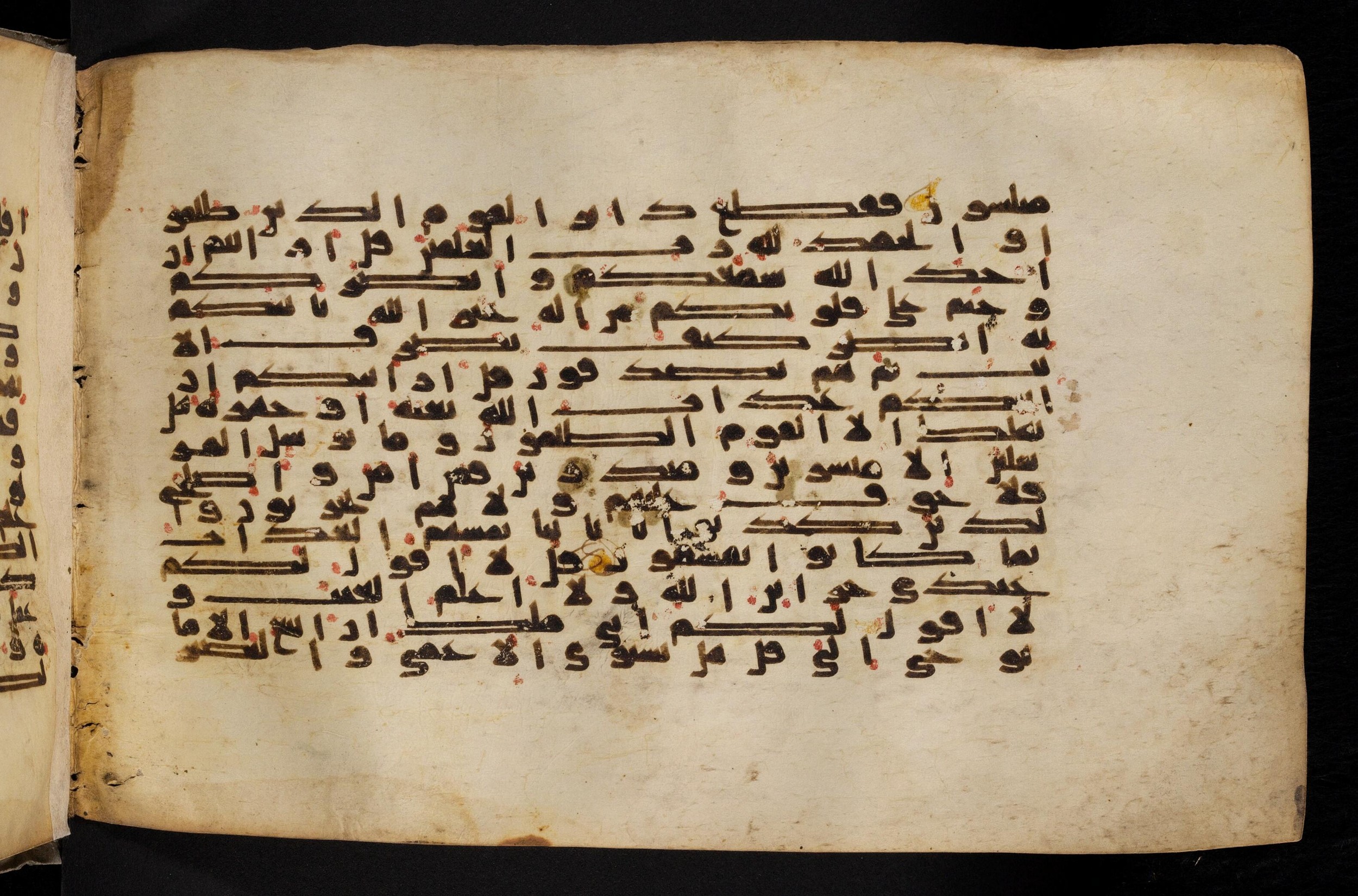 Paris, Bibliothèque nationale de France, Arabe 324 (c) (Scan 2), in Kufic C (Graphie C I a) script, showing Surah 6:49 from 8th Century AD found in Fustat (Old Cairo), Egypt, currently housed at Bibliothèque nationale de France, Paris