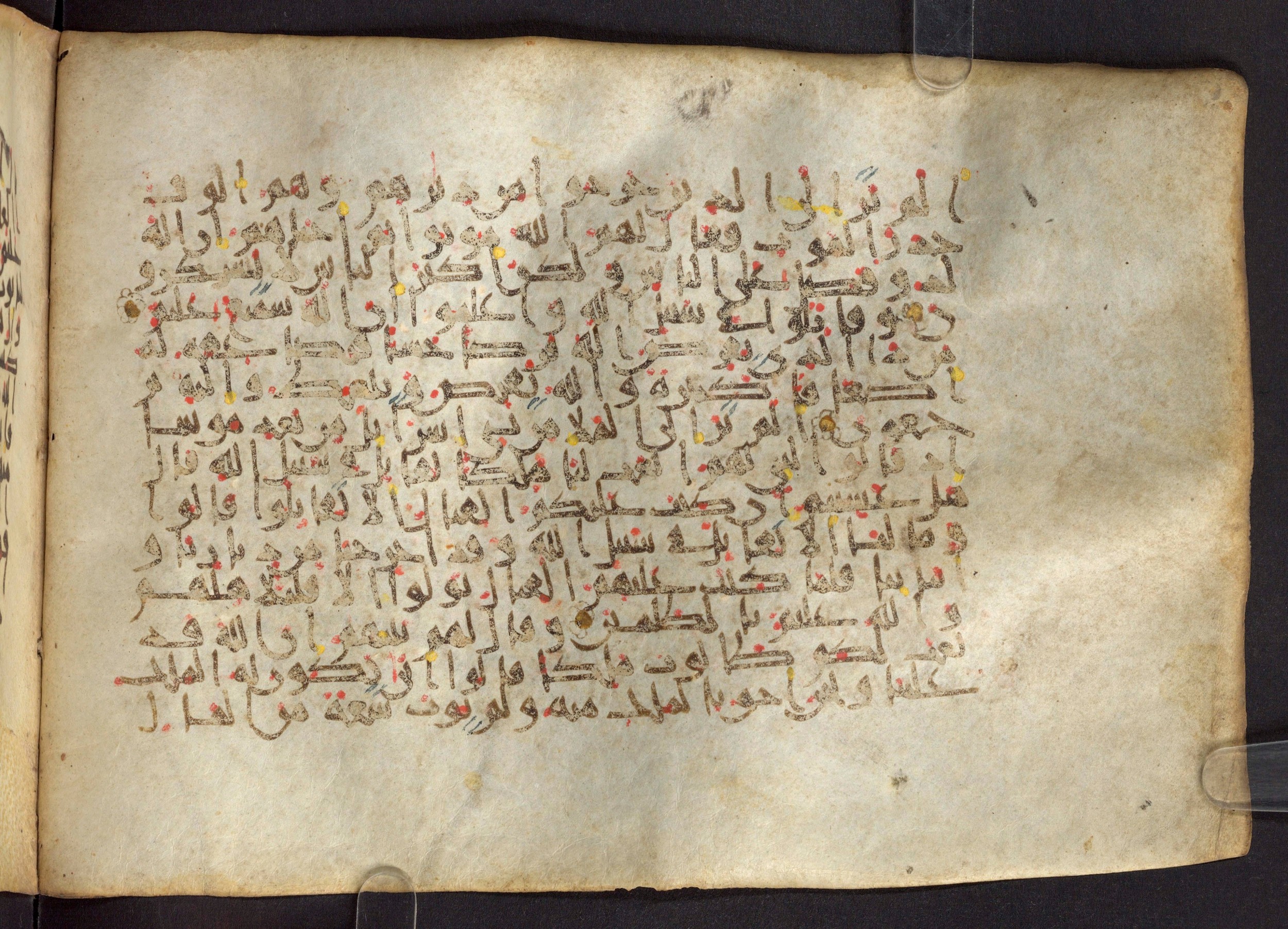 Paris, Bibliothèque nationale de France, Arabe 324 (c) (Scan 1), in Kufic C (Graphie C I a) script, showing Surah 2:243 from 8th Century AD found in Fustat (Old Cairo), Egypt, currently housed at Bibliothèque nationale de France, Paris