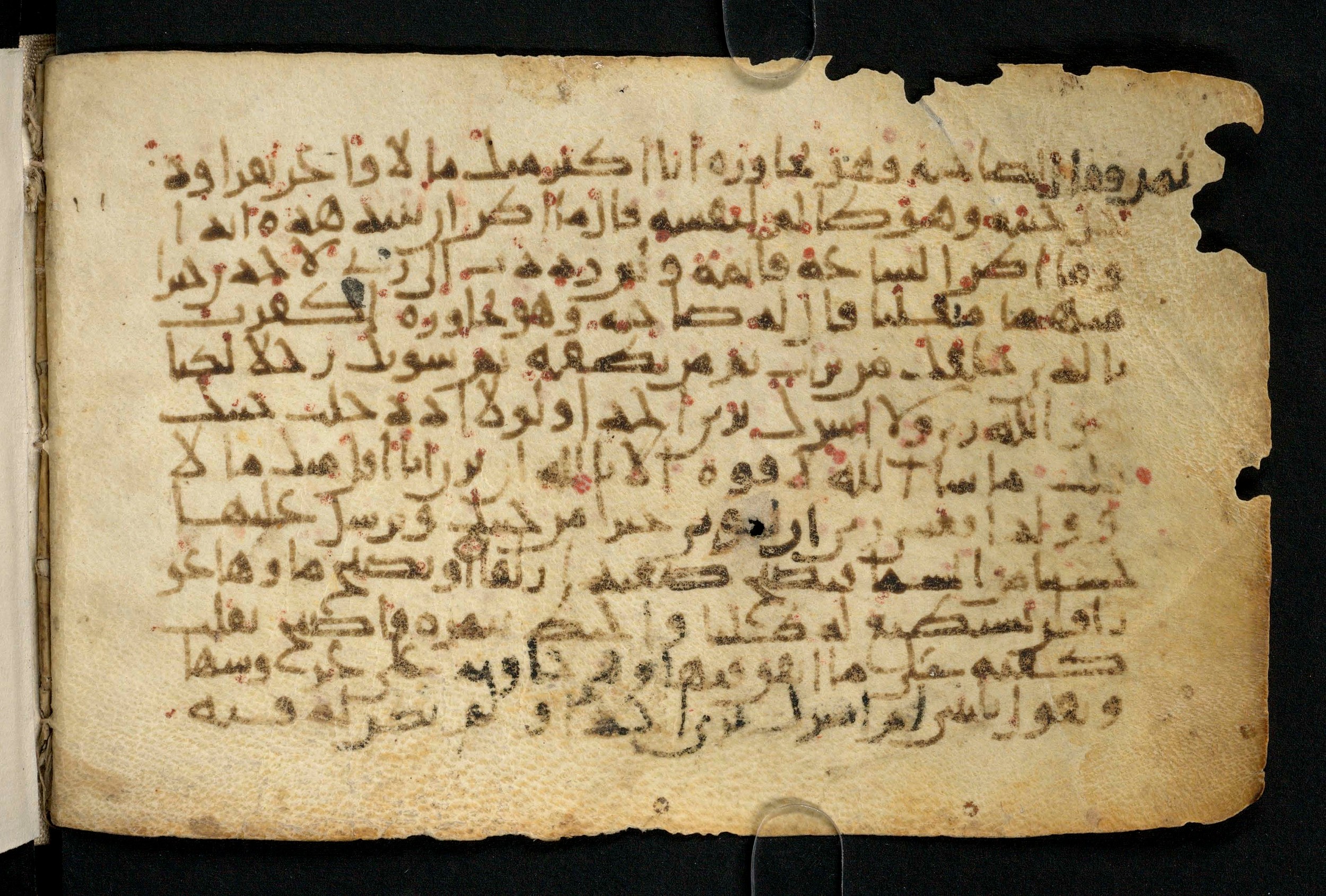 Paris, Bibliothèque nationale de France, Arabe 324 (c) (Scan 1), in Kufic C (Graphie C I a) script, showing Surah 18:39 from 8th Century AD found in Fustat (Old Cairo), Egypt, currently housed at Bibliothèque nationale de France, Paris