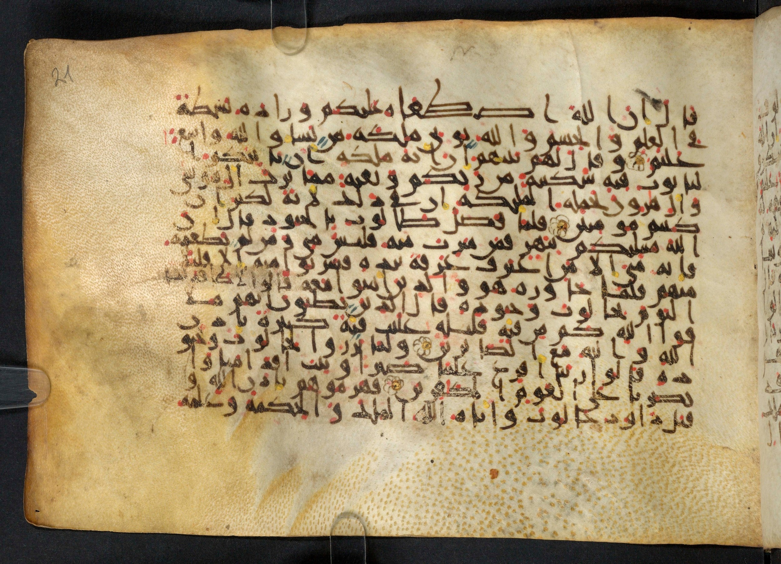 Paris, Bibliothèque nationale de France, Arabe 324 (c) (Scan 3), in Kufic C (Graphie C I a) script, showing Surah 2:249 from 8th Century AD found in Fustat (Old Cairo), Egypt, currently housed at Bibliothèque nationale de France, Paris