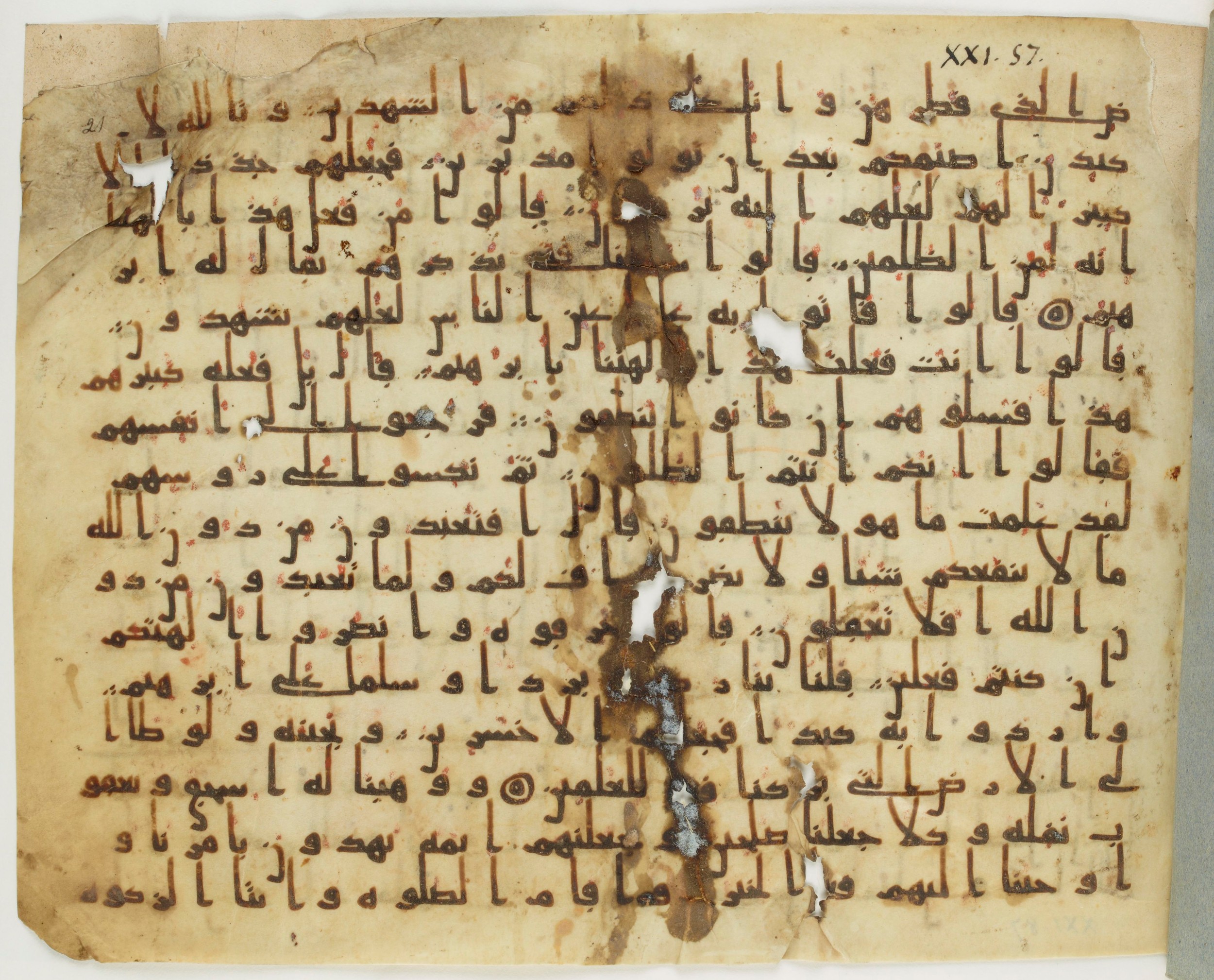 Paris, Bibliothèque nationale de France, Arabe 324 (c) (Scan 1), in Kufic C (Graphie C I a) script, showing Surah 21:67 from 8th Century AD found in Fustat (Old Cairo), Egypt, currently housed at Bibliothèque nationale de France, Paris