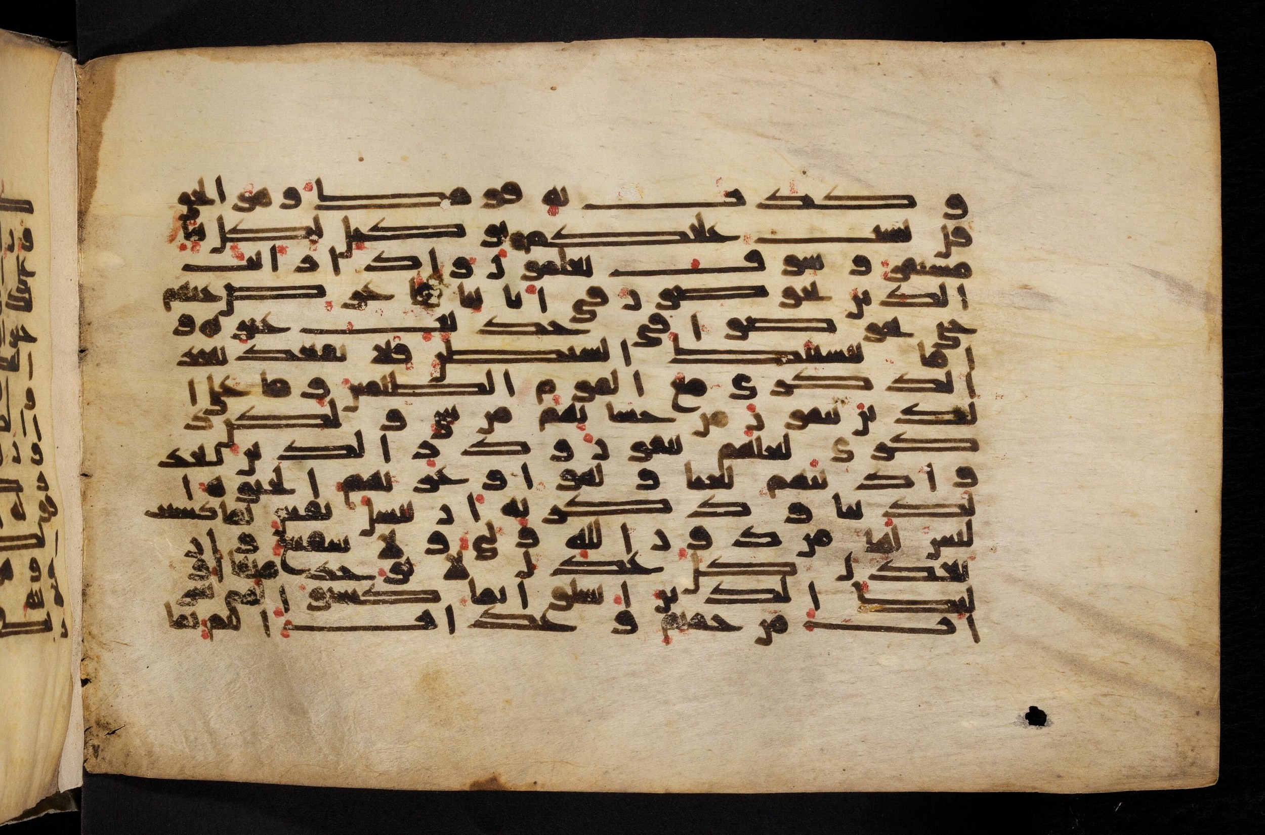 Paris, Bibliothèque nationale de France, Arabe 324 (c) (Scan 3), in Kufic C (Graphie C I a) script, showing Surah 6:68 from 8th Century AD found in Fustat (Old Cairo), Egypt, currently housed at Bibliothèque nationale de France, Paris