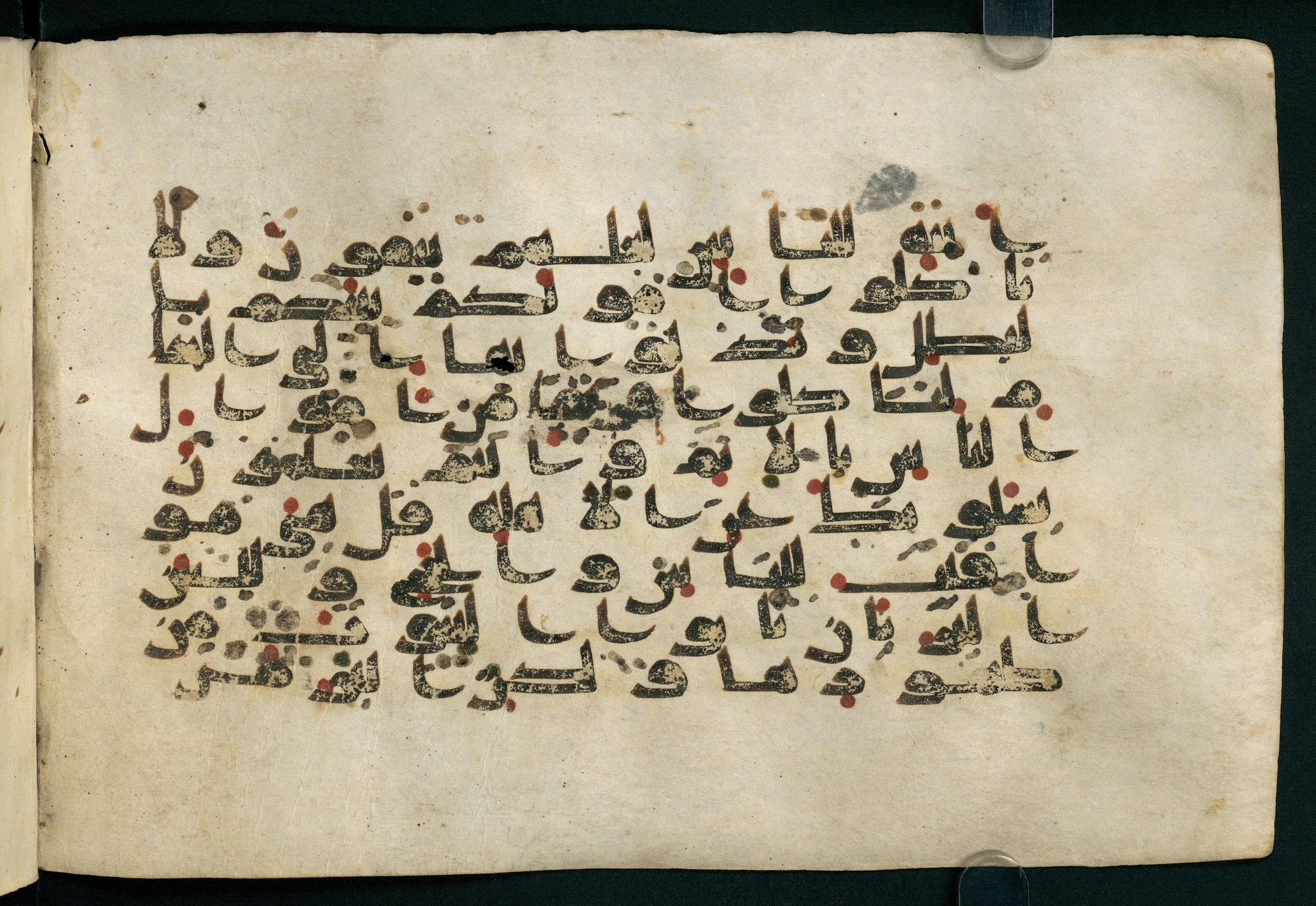 Paris, Bibliothèque nationale de France, Arabe 324 (c) (Scan 5), in Kufic C (Graphie C I a) script, showing Surah 2:187 from 8th Century AD found in Fustat (Old Cairo), Egypt, currently housed at Bibliothèque nationale de France, Paris