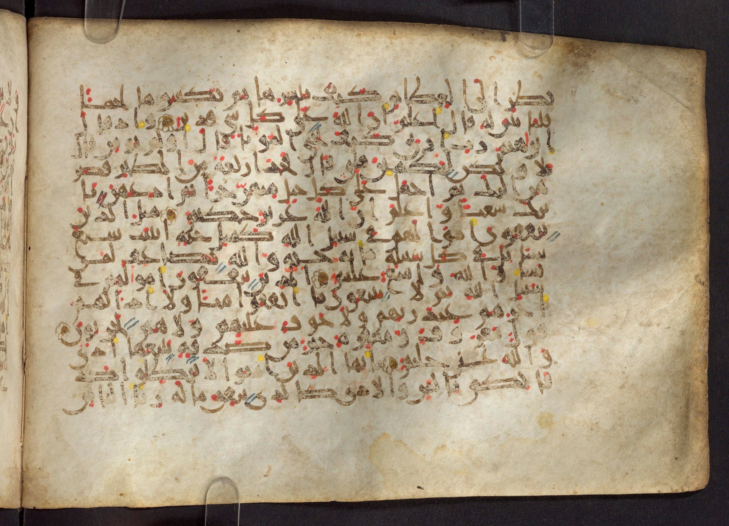 Paris, Bibliothèque nationale de France, Arabe 324 (c) (Scan 3), in Kufic C (Graphie C I a) script, showing Surah 2:264 from 8th Century AD found in Fustat (Old Cairo), Egypt, currently housed at Bibliothèque nationale de France, Paris