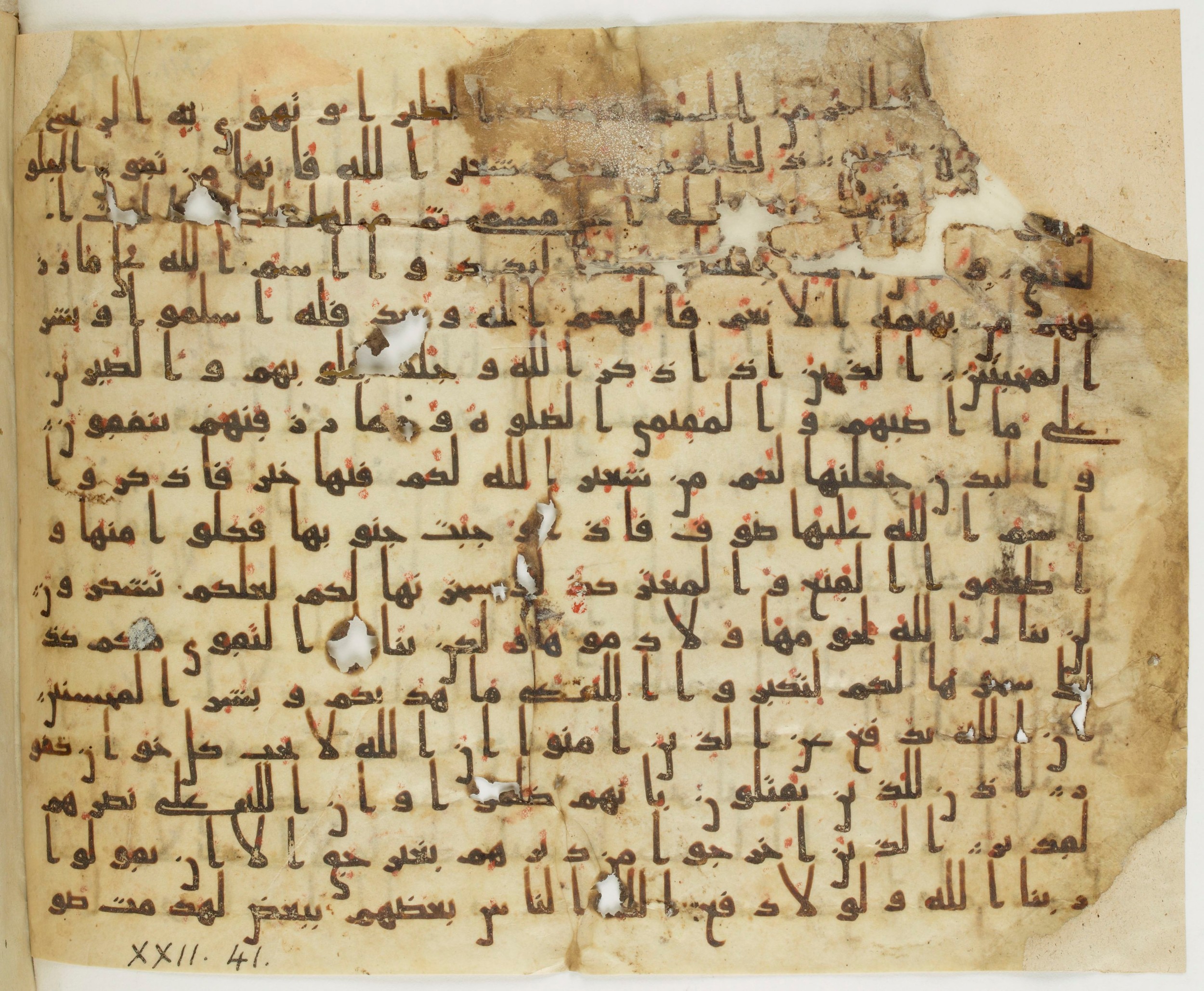 Paris, Bibliothèque nationale de France, Arabe 324 (c) (Scan 1), in Kufic C (Graphie C I a) script, showing Surah 22:39 from 8th Century AD found in Fustat (Old Cairo), Egypt, currently housed at Bibliothèque nationale de France, Paris