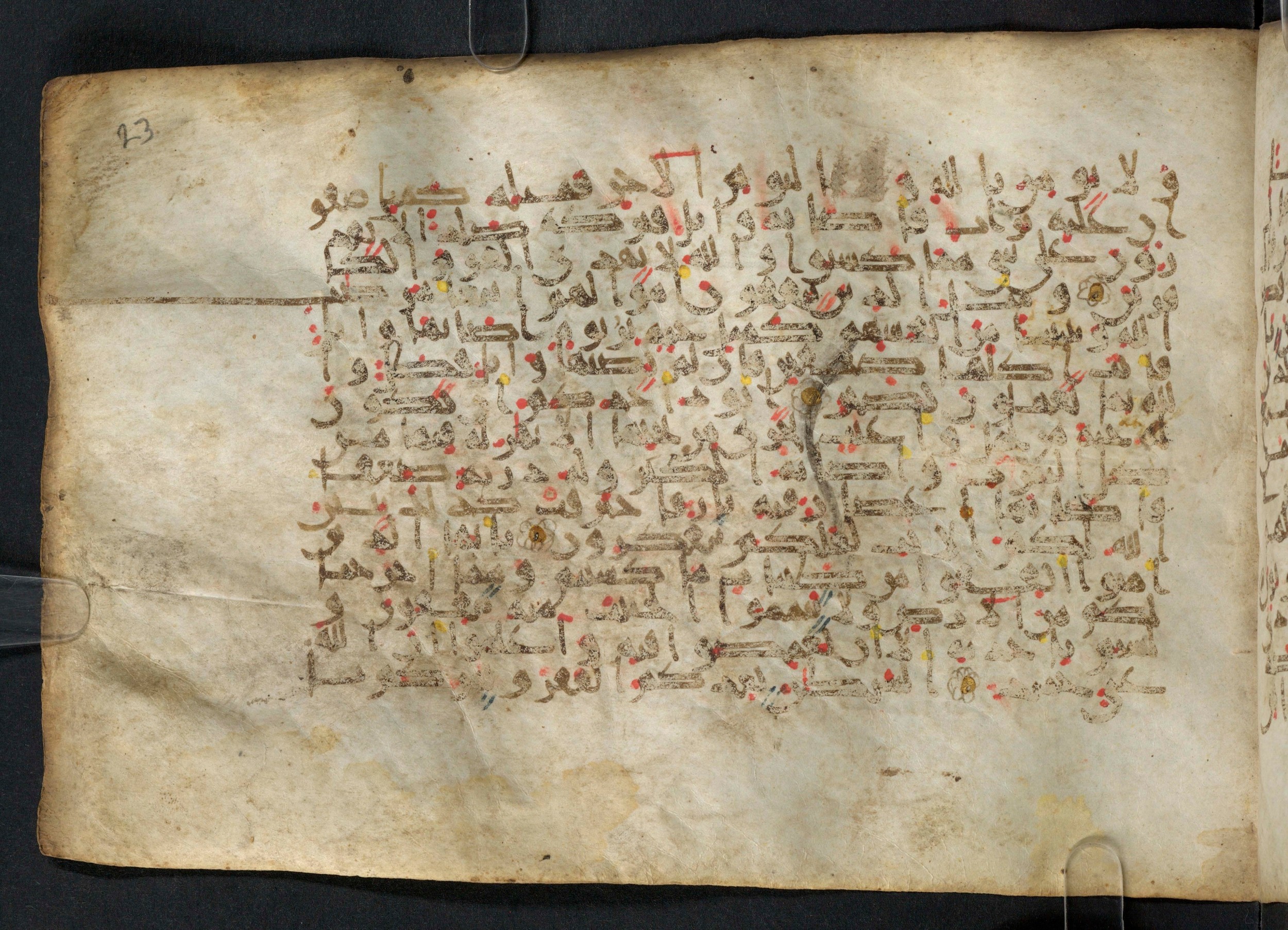 Paris, Bibliothèque nationale de France, Arabe 324 (c) (Scan 4), in Kufic C (Graphie C I a) script, showing Surah 2:264 from 8th Century AD found in Fustat (Old Cairo), Egypt, currently housed at Bibliothèque nationale de France, Paris
