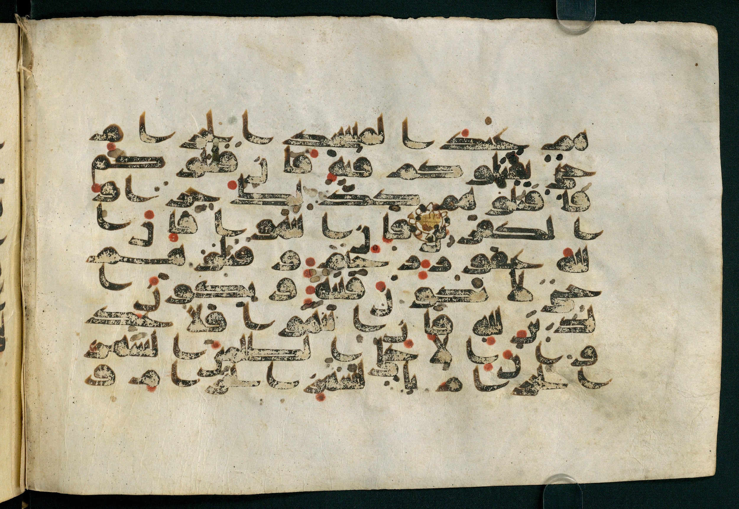 Paris, Bibliothèque nationale de France, Arabe 324 (c) (Scan 2), in Kufic C (Graphie C I a) script, showing Surah 2:192 from 8th Century AD found in Fustat (Old Cairo), Egypt, currently housed at Bibliothèque nationale de France, Paris