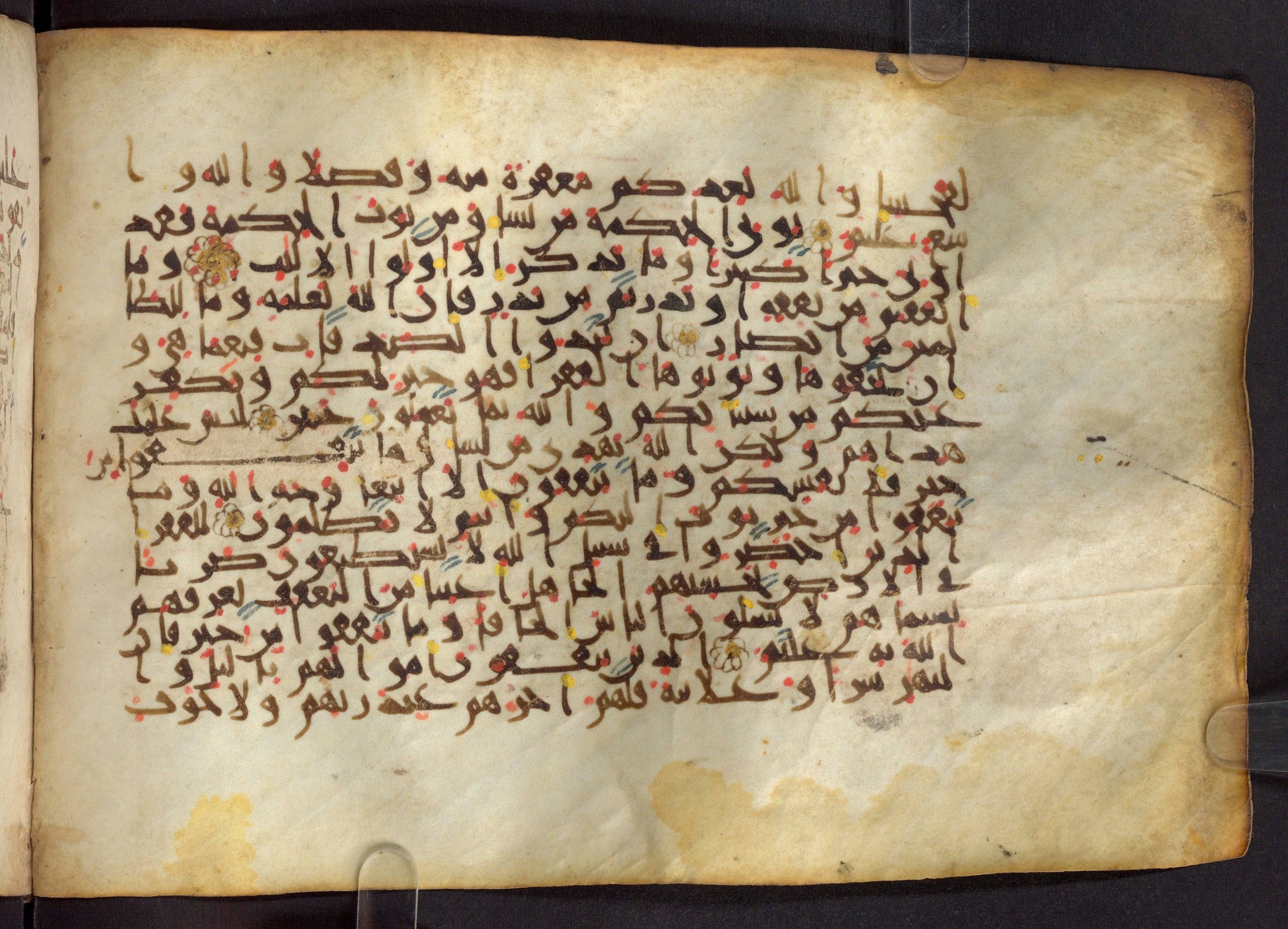 Paris, Bibliothèque nationale de France, Arabe 324 (c) (Scan 3), in Kufic C (Graphie C I a) script, showing Surah 2:271 from 8th Century AD found in Fustat (Old Cairo), Egypt, currently housed at Bibliothèque nationale de France, Paris