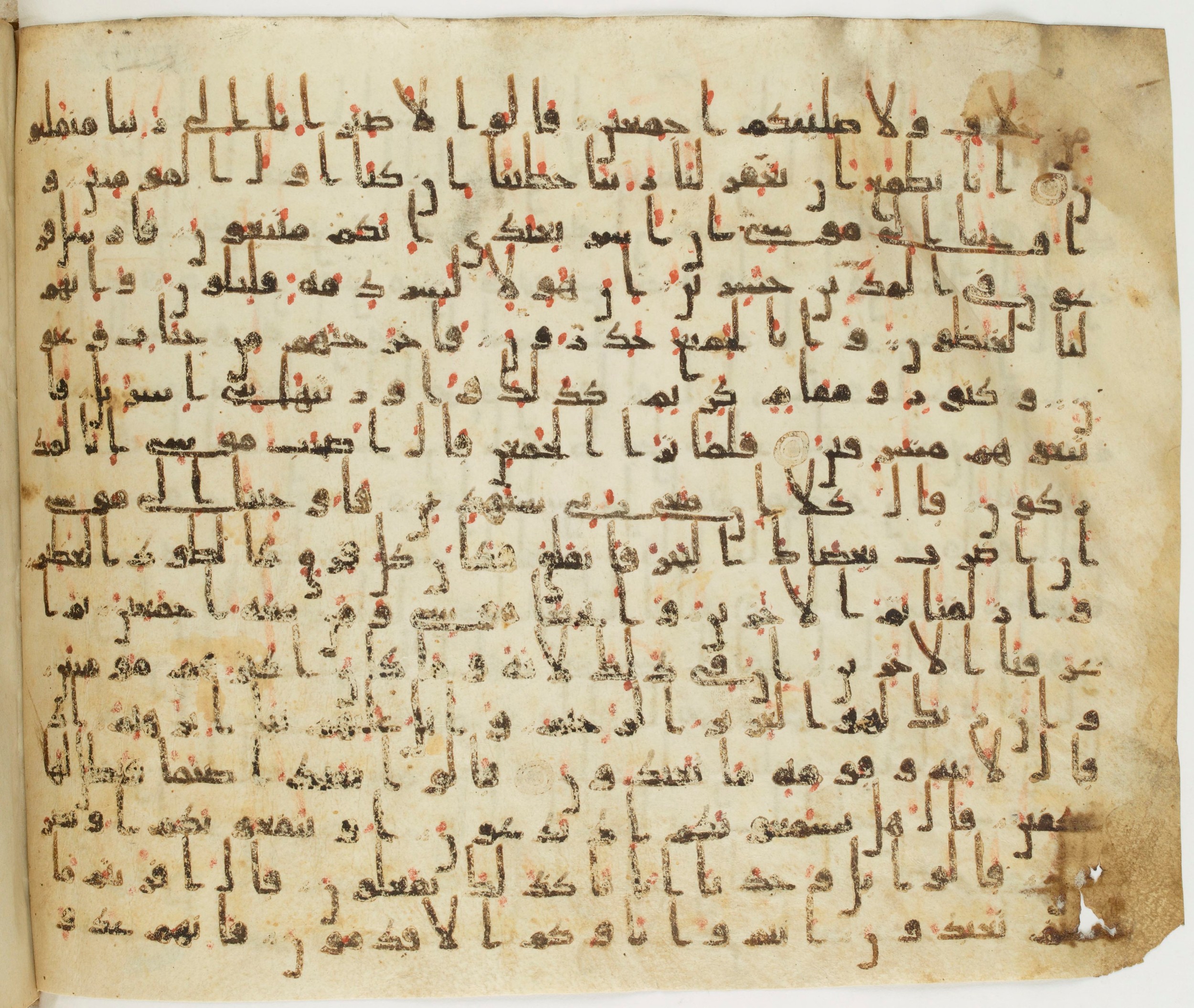 Paris, Bibliothèque nationale de France, Arabe 324 (c) (Scan 2), in Kufic C (Graphie C I a) script, showing Surah 26:76 from 8th Century AD found in Fustat (Old Cairo), Egypt, currently housed at Bibliothèque nationale de France, Paris