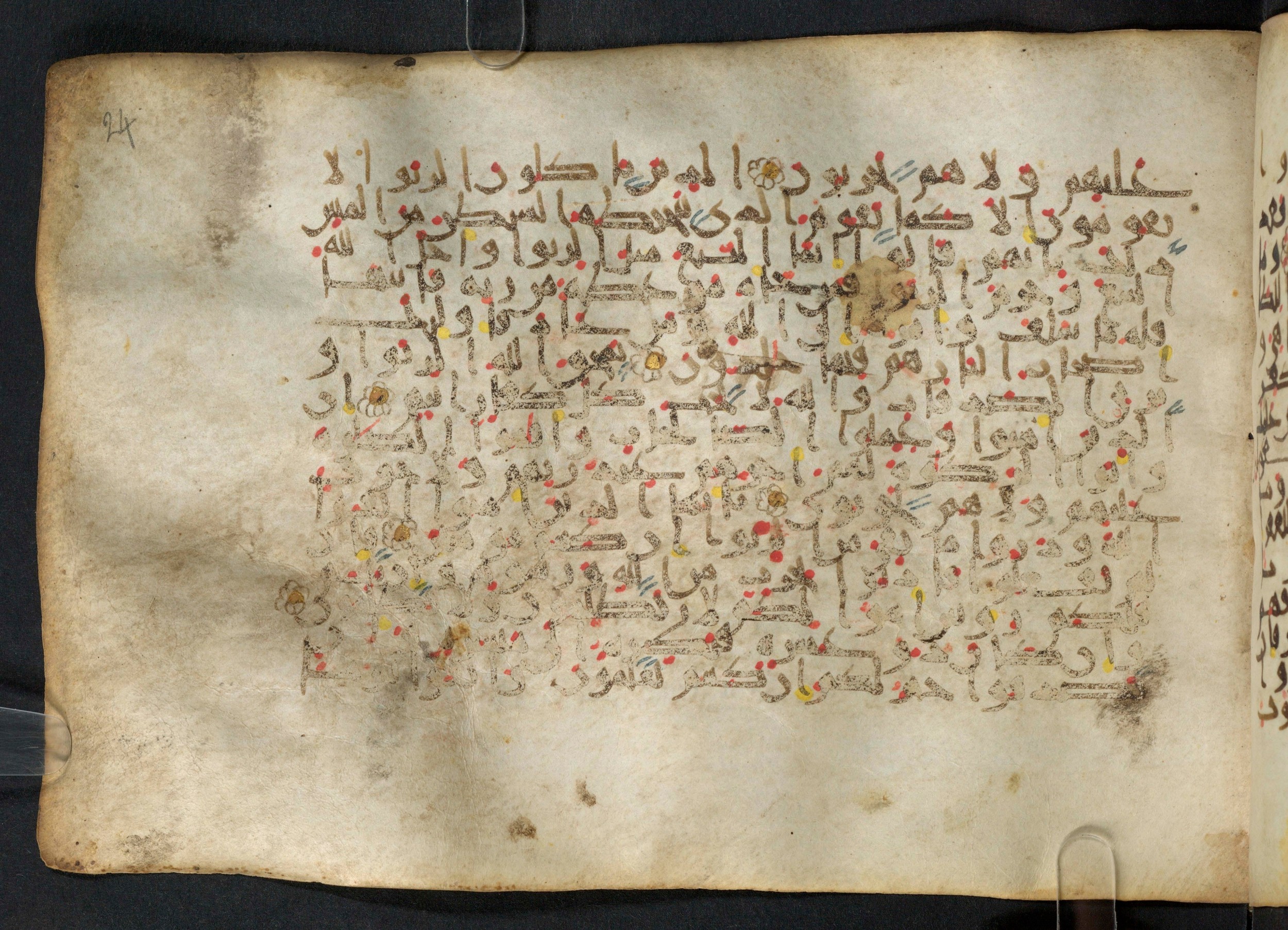 Paris, Bibliothèque nationale de France, Arabe 324 (c) (Scan 2), in Kufic C (Graphie C I a) script, showing Surah 2:281 from 8th Century AD found in Fustat (Old Cairo), Egypt, currently housed at Bibliothèque nationale de France, Paris