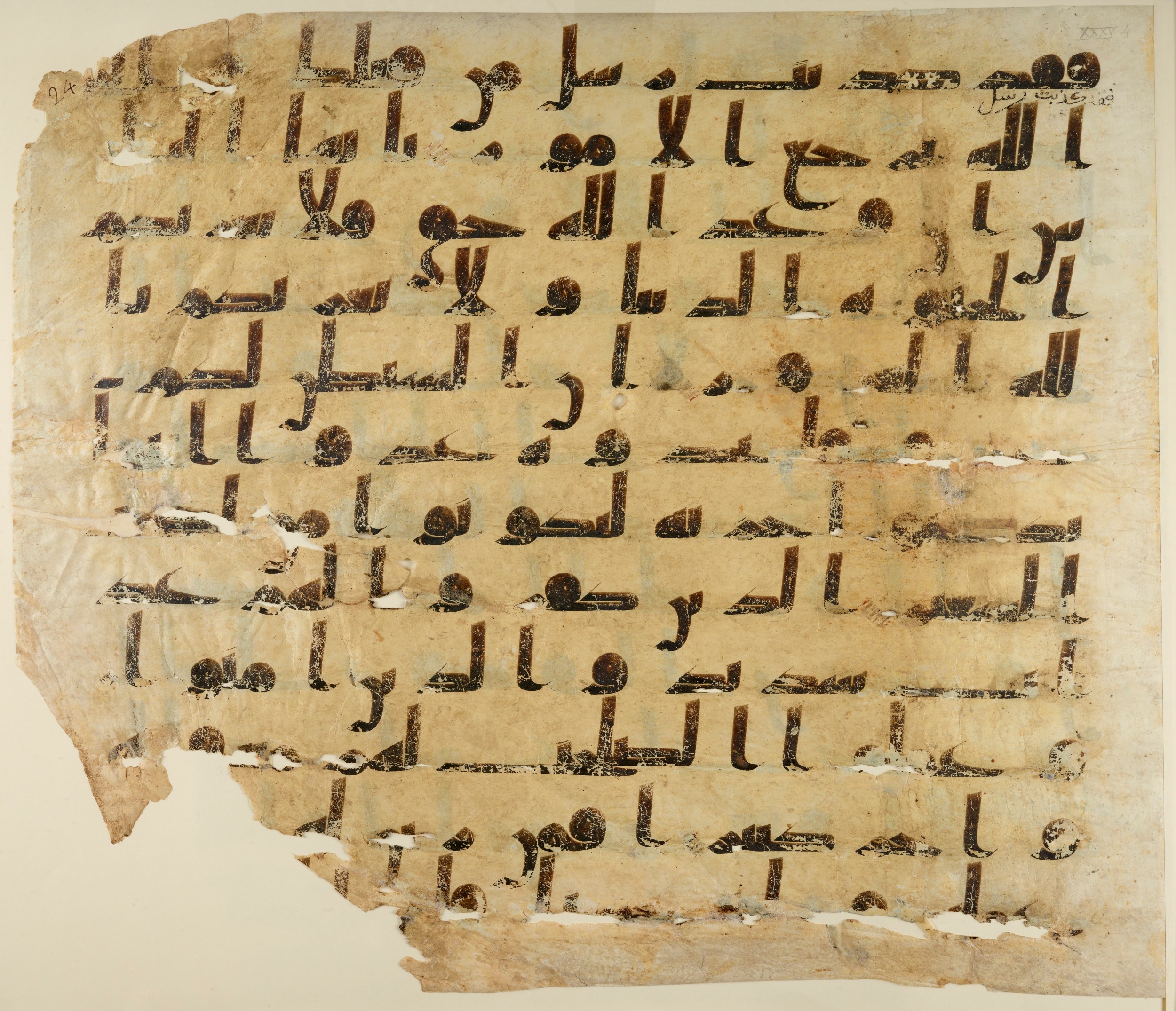 Paris, Bibliothèque nationale de France, Arabe 324 (c) (Scan 2), in Kufic C (Graphie C I a) script, showing Surah 35:4 from 8th Century AD found in Fustat (Old Cairo), Egypt, currently housed at Bibliothèque nationale de France, Paris