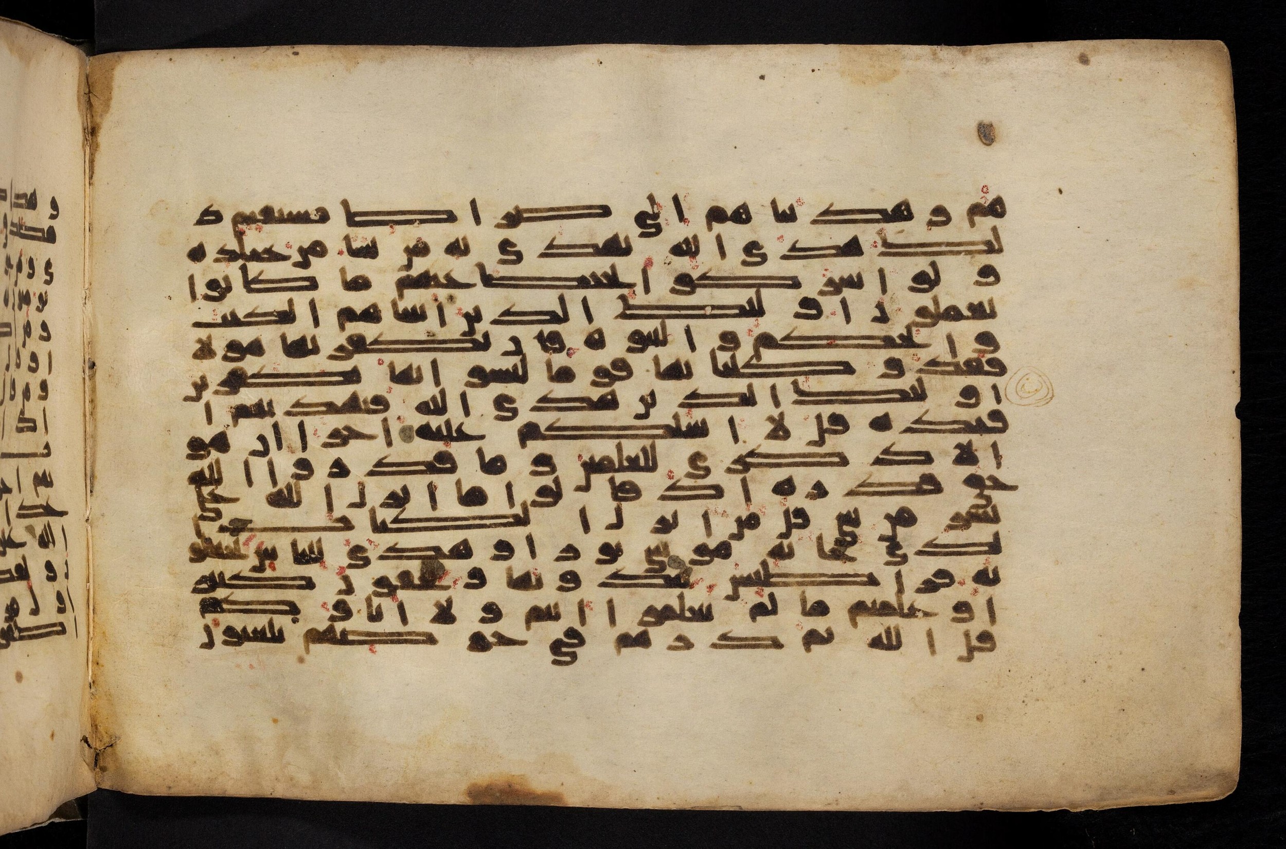 Paris, Bibliothèque nationale de France, Arabe 324 (c) (Scan 3), in Kufic C (Graphie C I a) script, showing Surah 6:91 from 8th Century AD found in Fustat (Old Cairo), Egypt, currently housed at Bibliothèque nationale de France, Paris