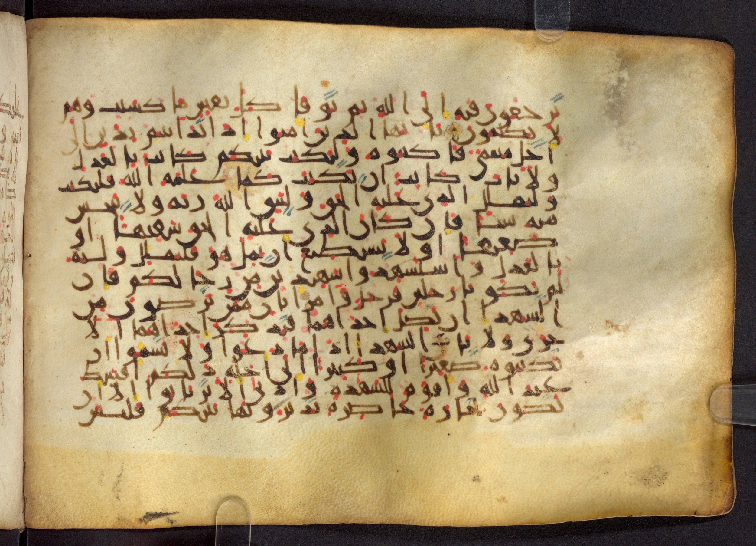 Paris, Bibliothèque nationale de France, Arabe 324 (c) (Scan 3), in Kufic C (Graphie C I a) script, showing Surah 2:281 from 8th Century AD found in Fustat (Old Cairo), Egypt, currently housed at Bibliothèque nationale de France, Paris