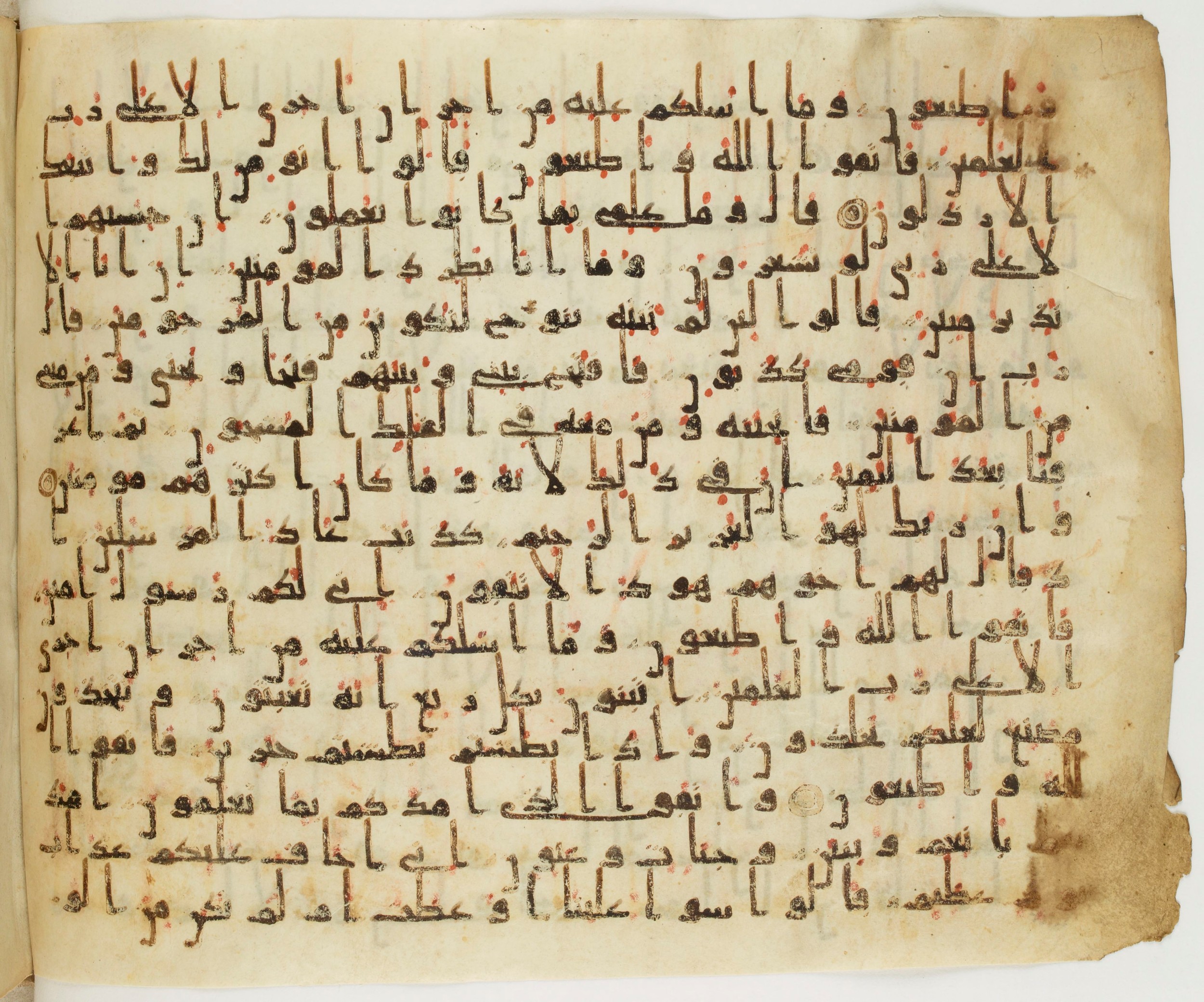 Paris, Bibliothèque nationale de France, Arabe 324 (c) (Scan 2), in Kufic C (Graphie C I a) script, showing Surah 26:113 from 8th Century AD found in Fustat (Old Cairo), Egypt, currently housed at Bibliothèque nationale de France, Paris