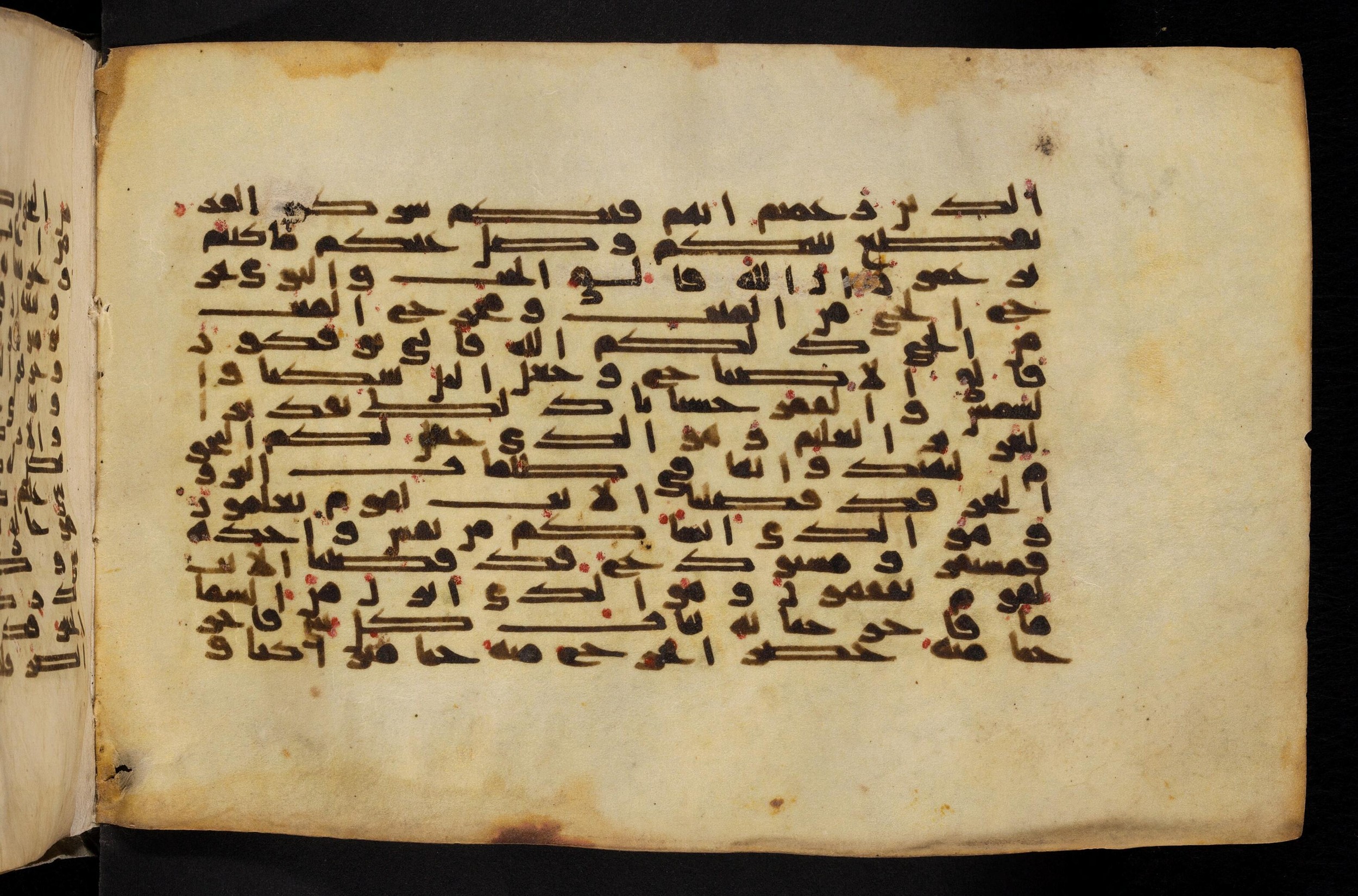 Paris, Bibliothèque nationale de France, Arabe 324 (c) (Scan 2), in Kufic C (Graphie C I a) script, showing Surah 6:95 from 8th Century AD found in Fustat (Old Cairo), Egypt, currently housed at Bibliothèque nationale de France, Paris