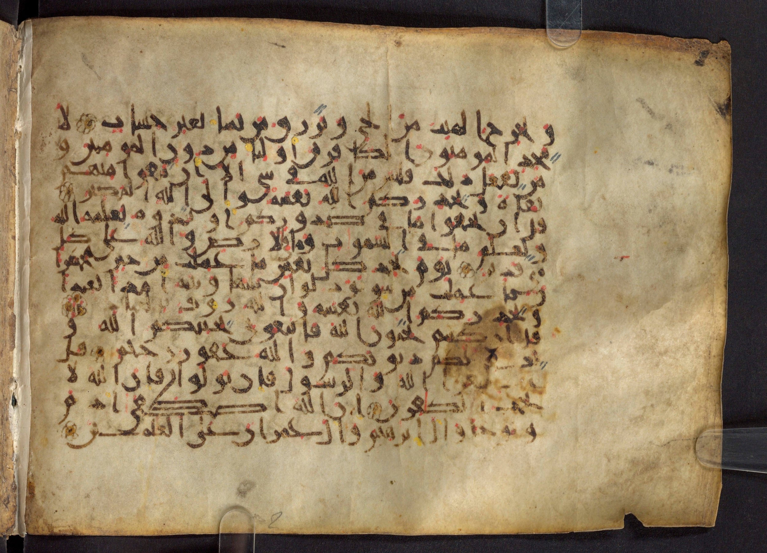 Paris, Bibliothèque nationale de France, Arabe 324 (c) (Scan 1), in Kufic C (Graphie C I a) script, showing Surah 3:33 from 8th Century AD found in Fustat (Old Cairo), Egypt, currently housed at Bibliothèque nationale de France, Paris