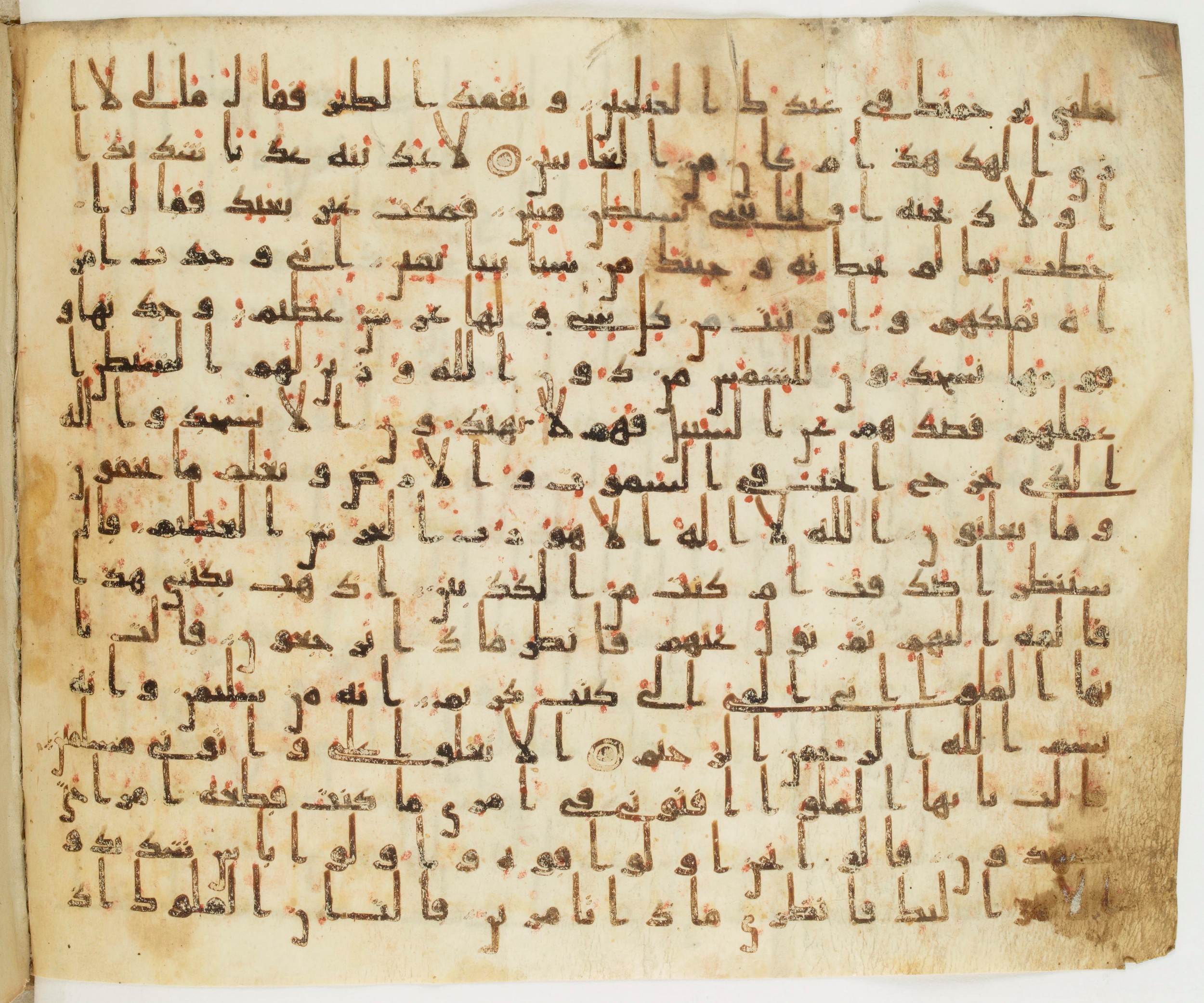 Paris, Bibliothèque nationale de France, Arabe 324 (c) (Scan 3), in Kufic C (Graphie C I a) script, showing Surah 27:21 from 8th Century AD found in Fustat (Old Cairo), Egypt, currently housed at Bibliothèque nationale de France, Paris