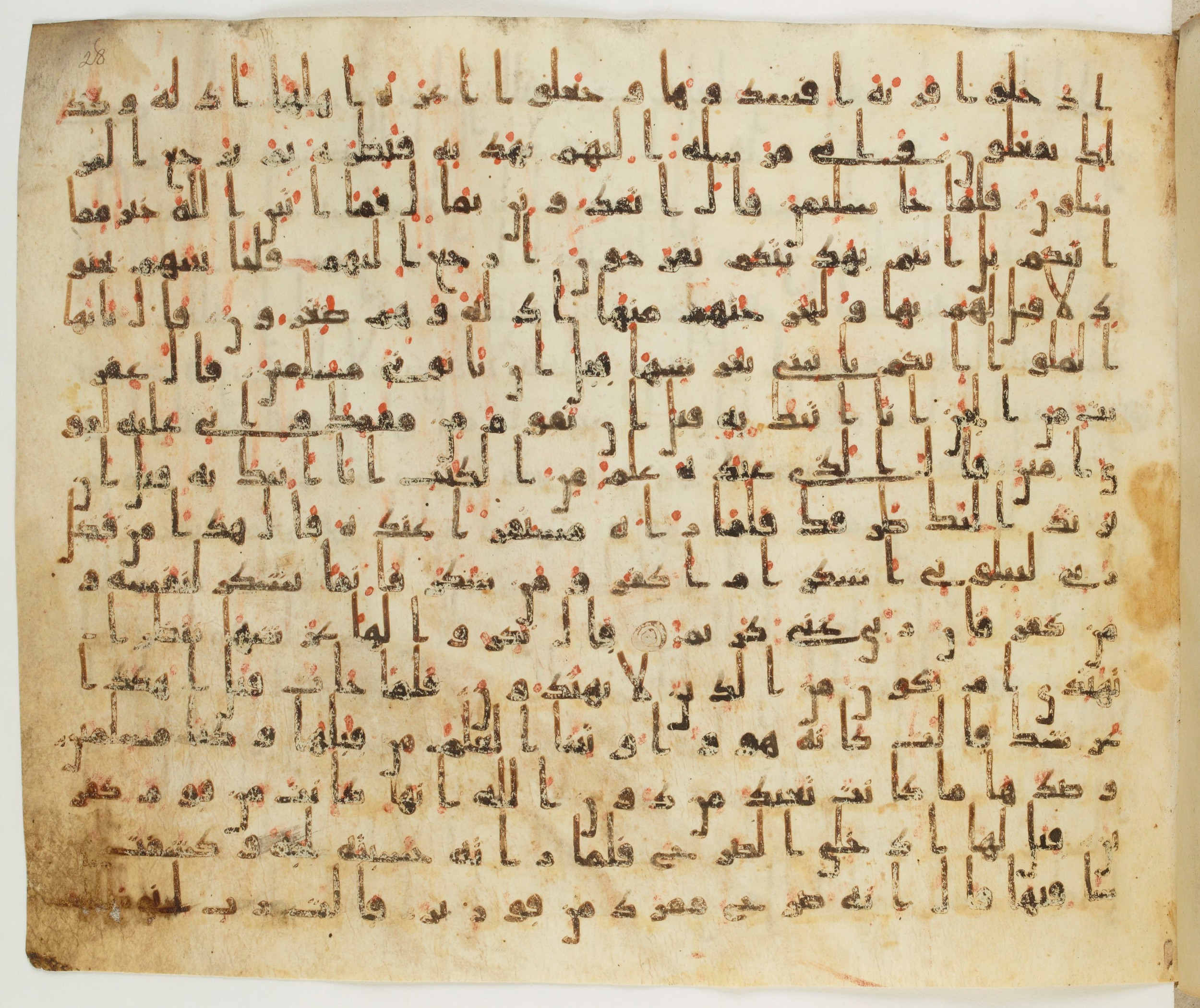 Paris, Bibliothèque nationale de France, Arabe 324 (c) (Scan 2), in Kufic C (Graphie C I a) script, showing Surah 27:39 from 8th Century AD found in Fustat (Old Cairo), Egypt, currently housed at Bibliothèque nationale de France, Paris