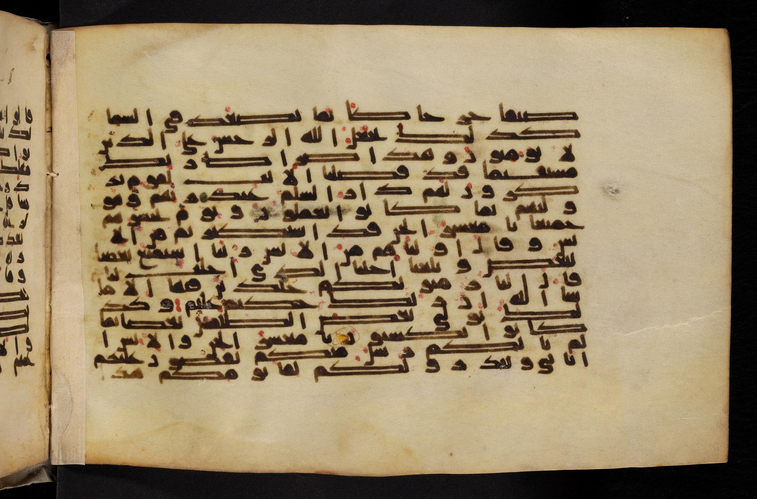 Paris, Bibliothèque nationale de France, Arabe 324 (c) (Scan 3), in Kufic C (Graphie C I a) script, showing Surah 6:128 from 8th Century AD found in Fustat (Old Cairo), Egypt, currently housed at Bibliothèque nationale de France, Paris