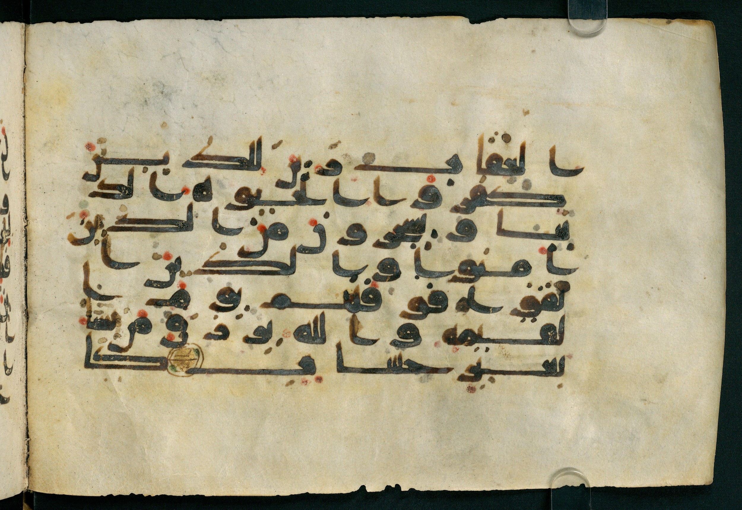 Paris, Bibliothèque nationale de France, Arabe 324 (c) (Scan 2), in Kufic C (Graphie C I a) script, showing Surah 2:213 from 8th Century AD found in Fustat (Old Cairo), Egypt, currently housed at Bibliothèque nationale de France, Paris