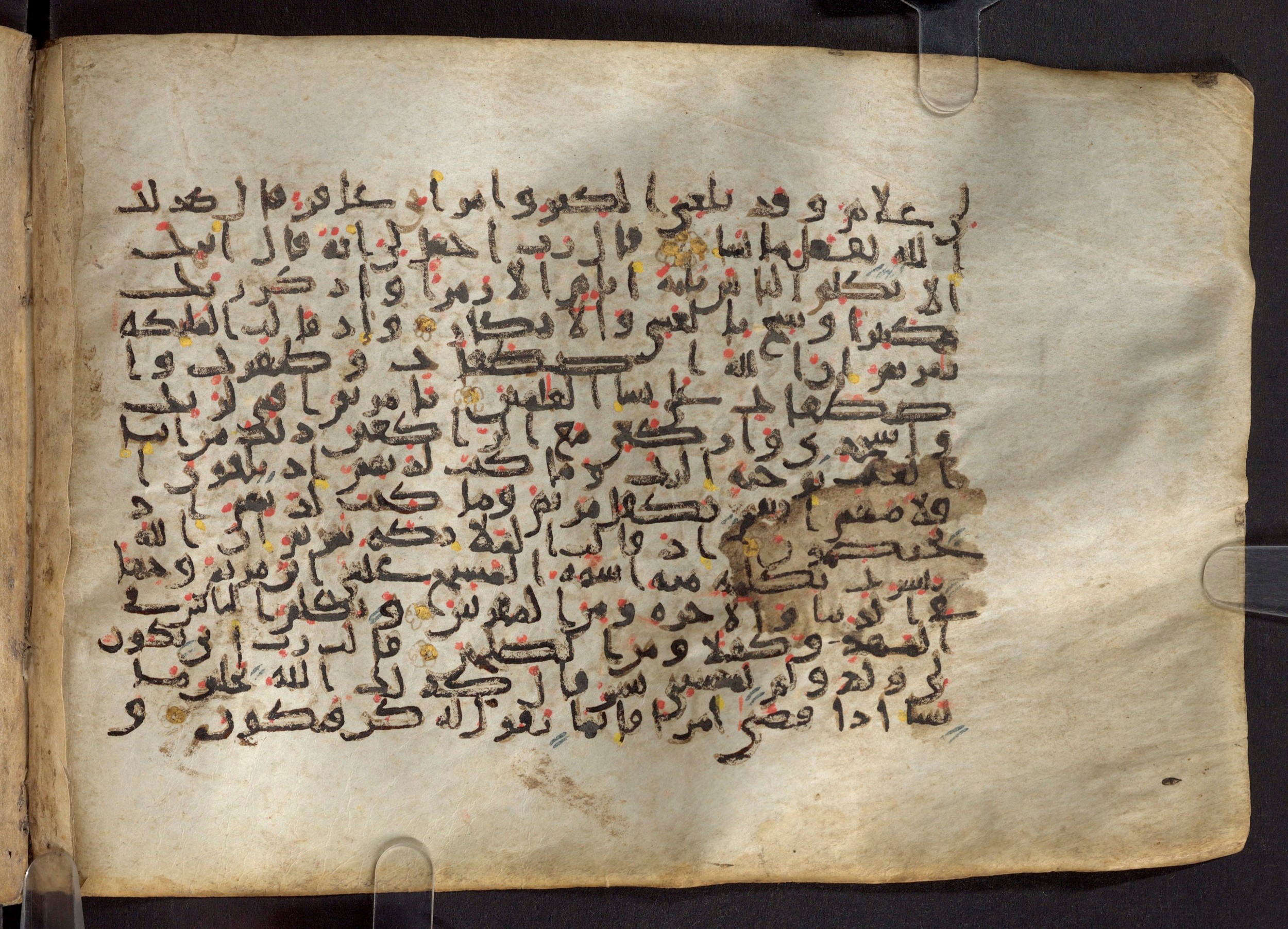 Paris, Bibliothèque nationale de France, Arabe 324 (c) (Scan 1), in Kufic C (Graphie C I a) script, showing Surah 3:44 from 8th Century AD found in Fustat (Old Cairo), Egypt, currently housed at Bibliothèque nationale de France, Paris