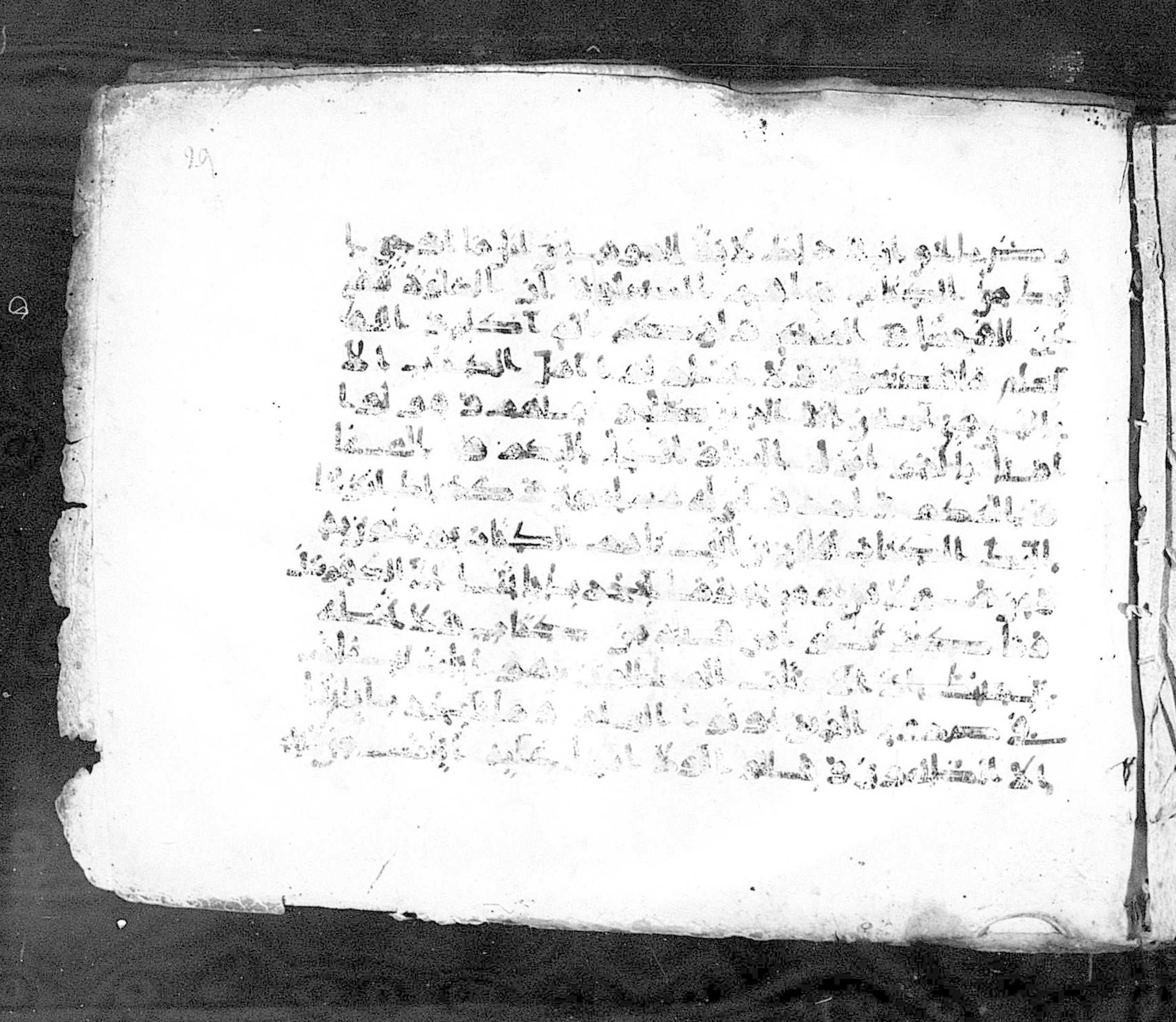 Paris, Bibliothèque nationale de France, Arabe 324 (c) (Scan 1), in Kufic C (Graphie C I a) script, showing Surah 29:49 from 8th Century AD found in Fustat (Old Cairo), Egypt, currently housed at Bibliothèque nationale de France, Paris