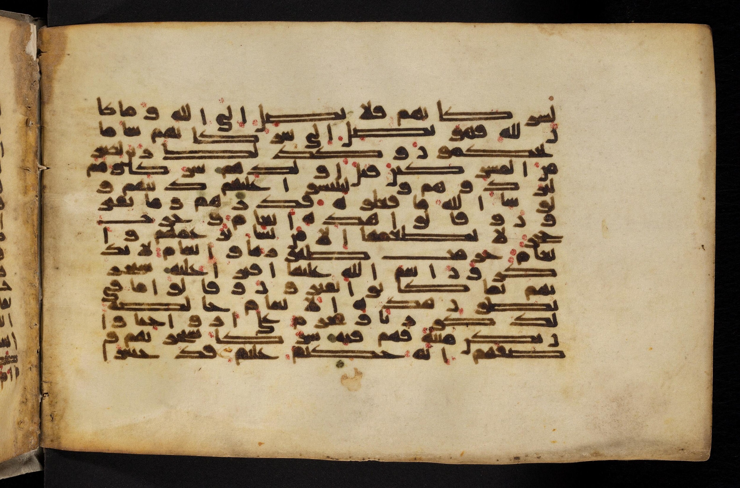 Paris, Bibliothèque nationale de France, Arabe 324 (c) (Scan 4), in Kufic C (Graphie C I a) script, showing Surah 6:136 from 8th Century AD found in Fustat (Old Cairo), Egypt, currently housed at Bibliothèque nationale de France, Paris