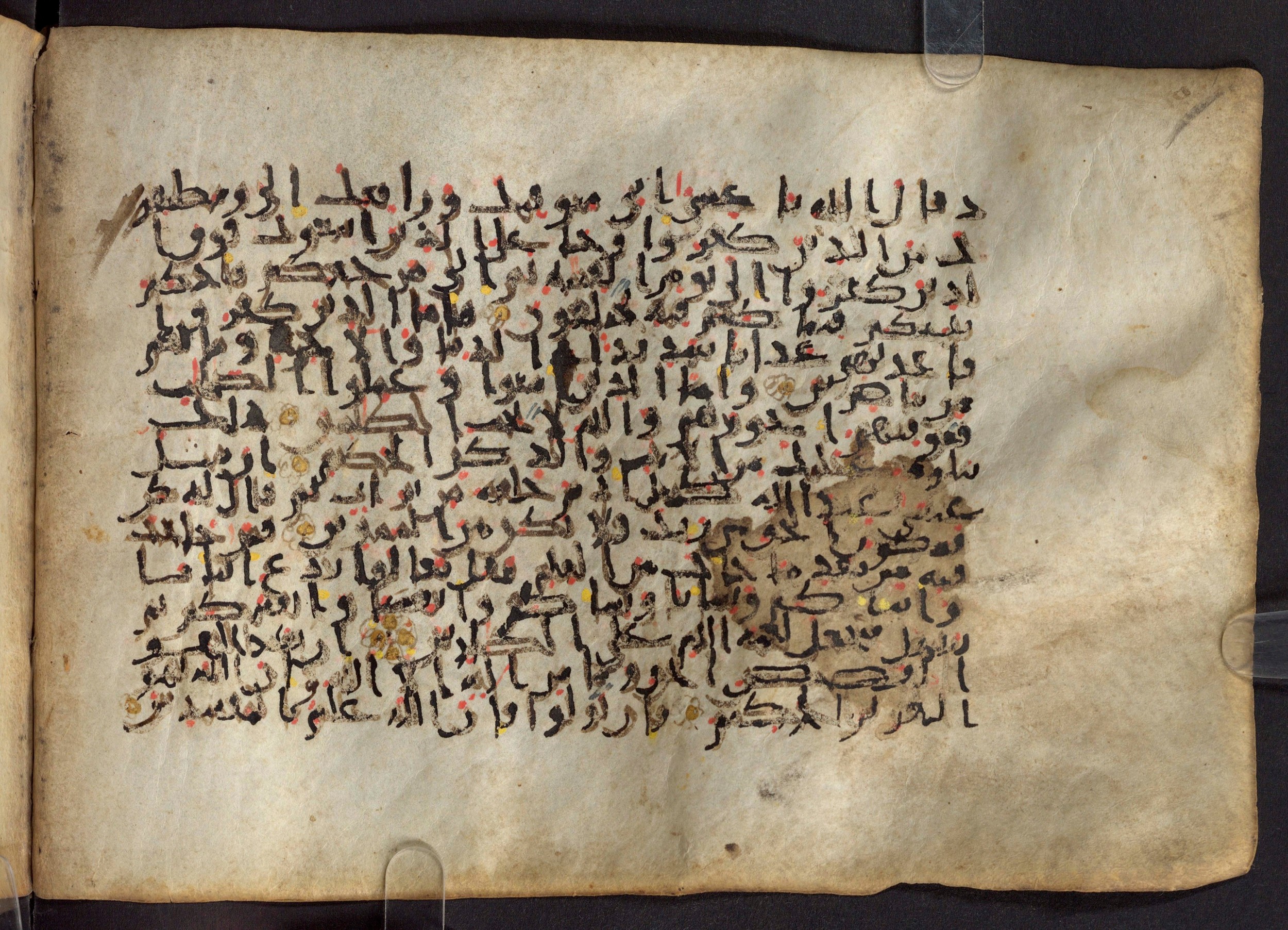 Paris, Bibliothèque nationale de France, Arabe 324 (c) (Scan 1), in Kufic C (Graphie C I a) script, showing Surah 3:63 from 8th Century AD found in Fustat (Old Cairo), Egypt, currently housed at Bibliothèque nationale de France, Paris