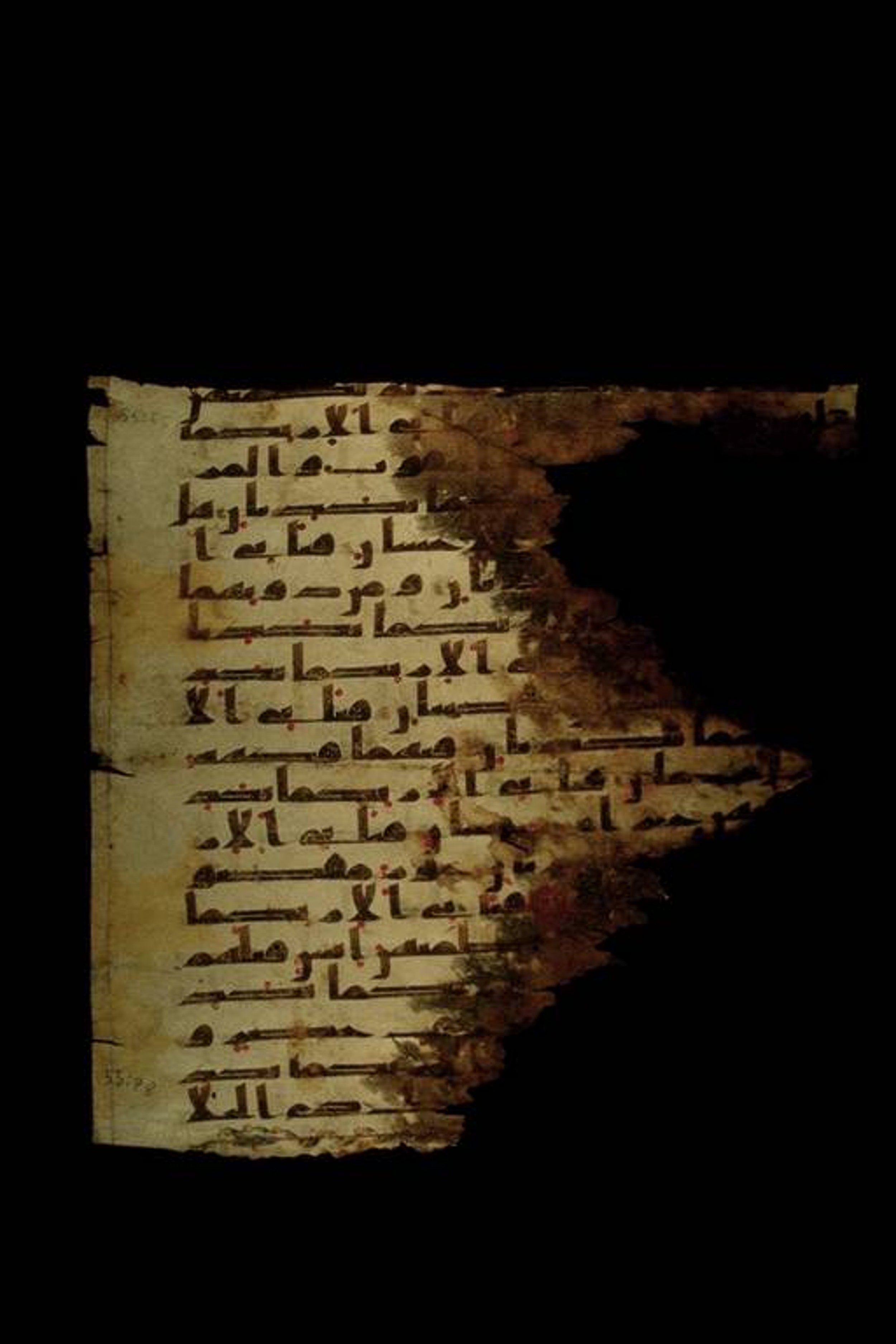 Paris, Bibliothèque nationale de France, Arabe 324 (c) (Scan 1), in Kufic C (Graphie C I a) script, showing Surah 55:76 from 8th Century AD found in Fustat (Old Cairo), Egypt, currently housed at Bibliothèque nationale de France, Paris