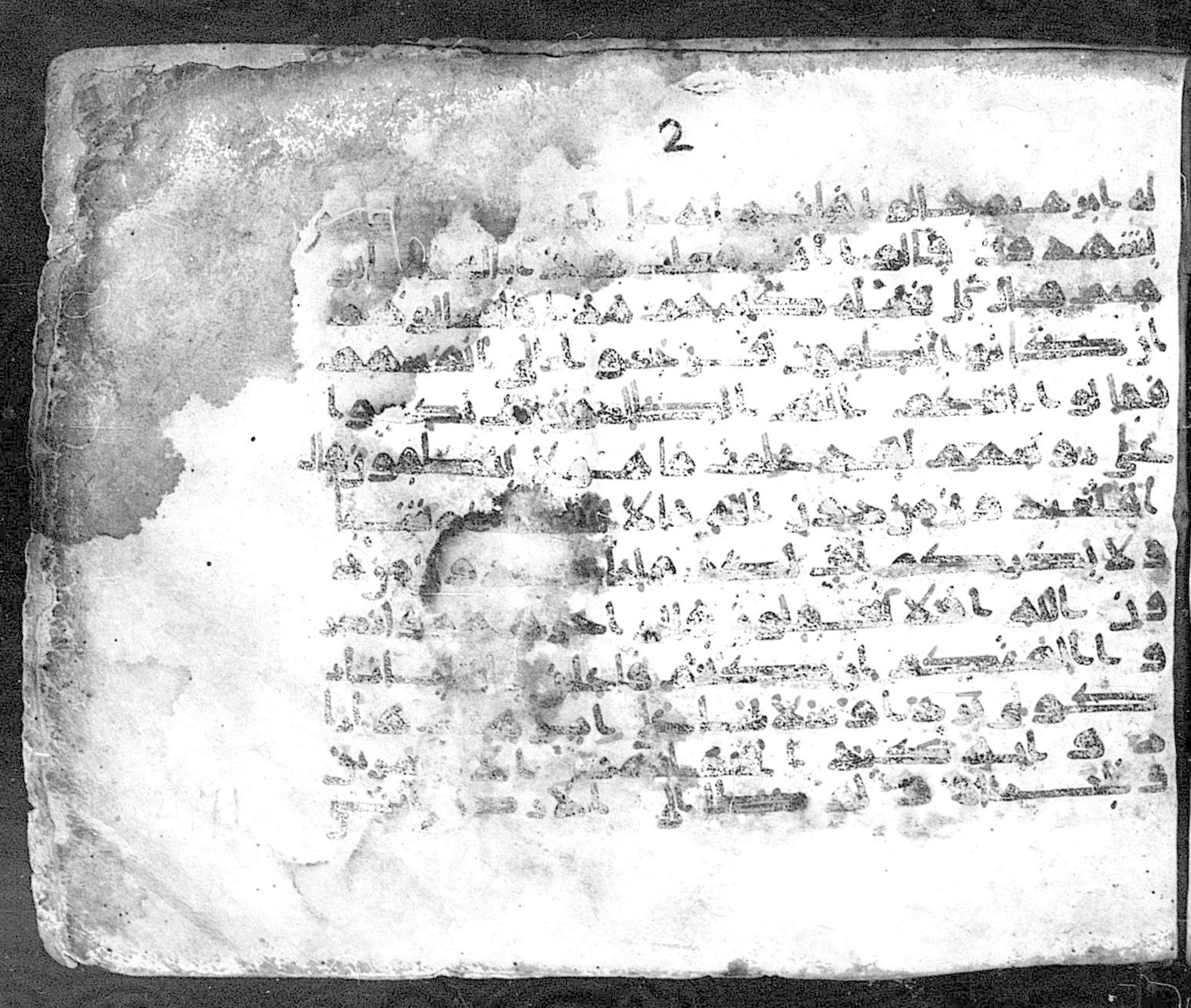 Paris, Bibliothèque nationale de France, Arabe 324 (c) (Scan 2), in Kufic C (Graphie C I a) script, showing Surah 21:67 from 8th Century AD found in Fustat (Old Cairo), Egypt, currently housed at Bibliothèque nationale de France, Paris